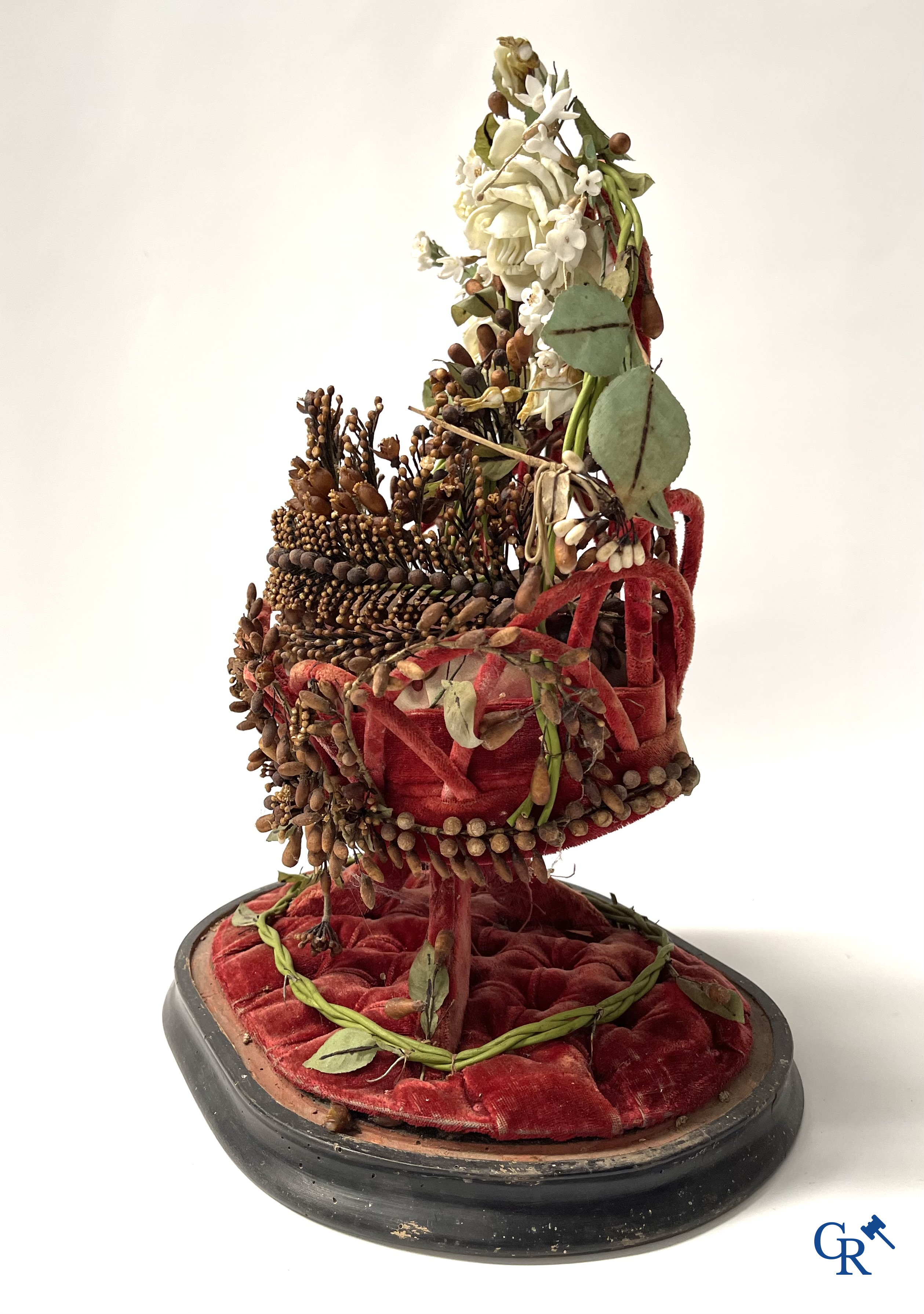 2 globes en verre avec un bouquet de mariage en forme de panier, décorés de fleurs en porcelaine fine. Vers 1900.