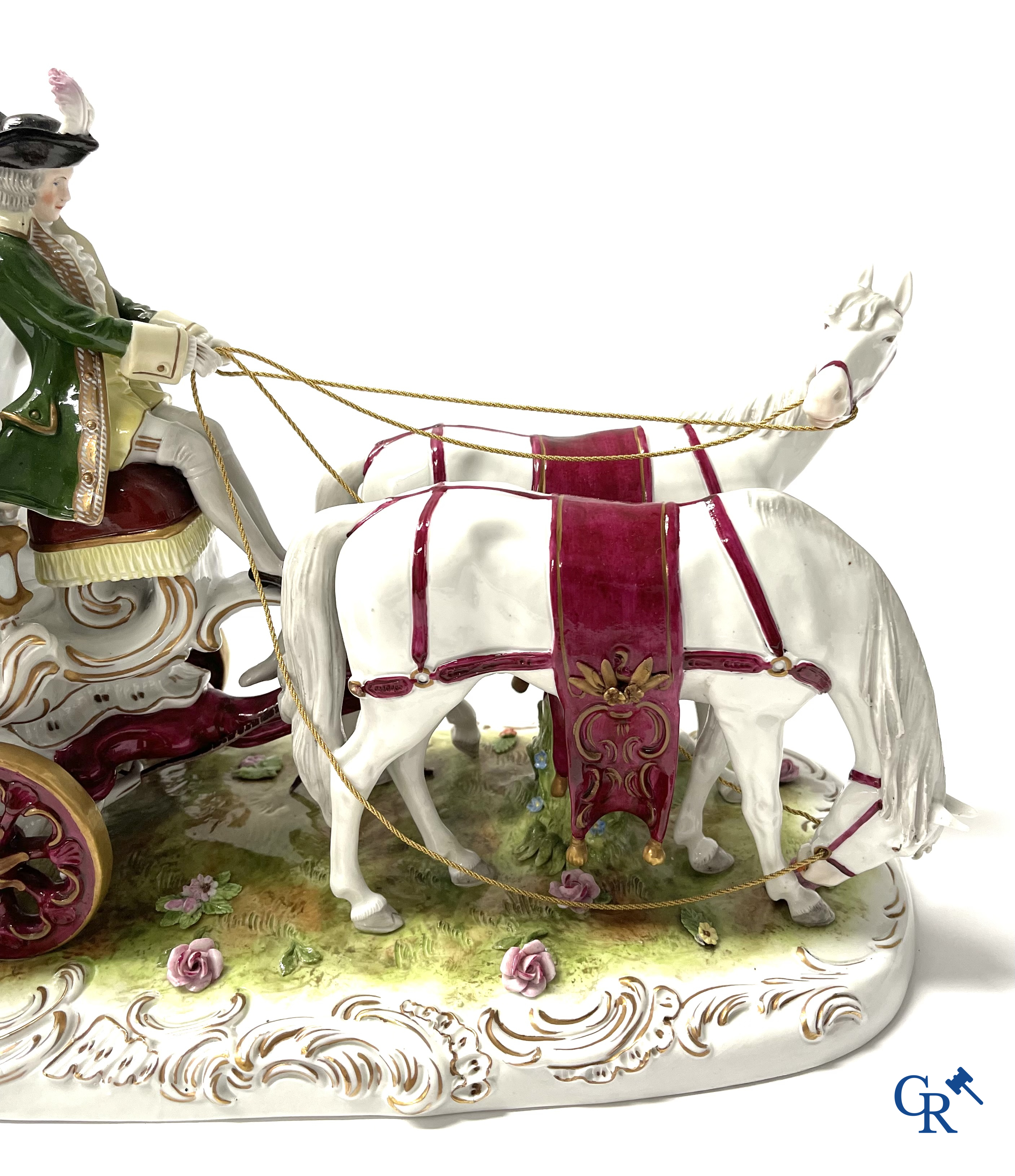 Porcelaine européenne. Une grande calèche à chevaux en porcelaine de Saxe. Marqué.