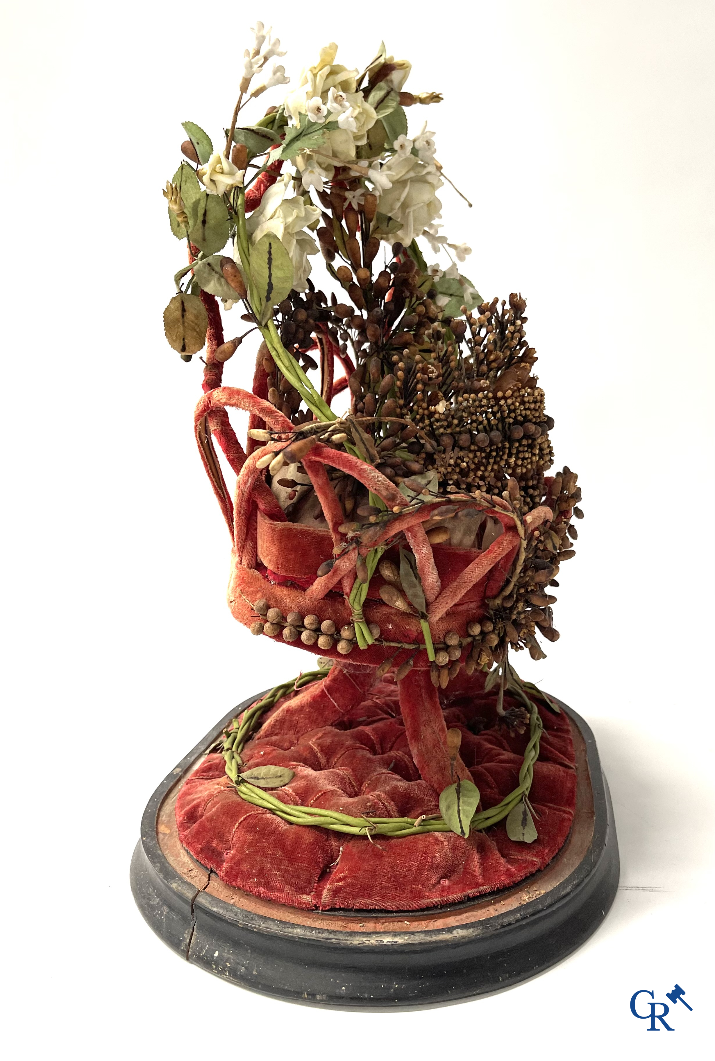 2 globes en verre avec un bouquet de mariage en forme de panier, décorés de fleurs en porcelaine fine. Vers 1900.