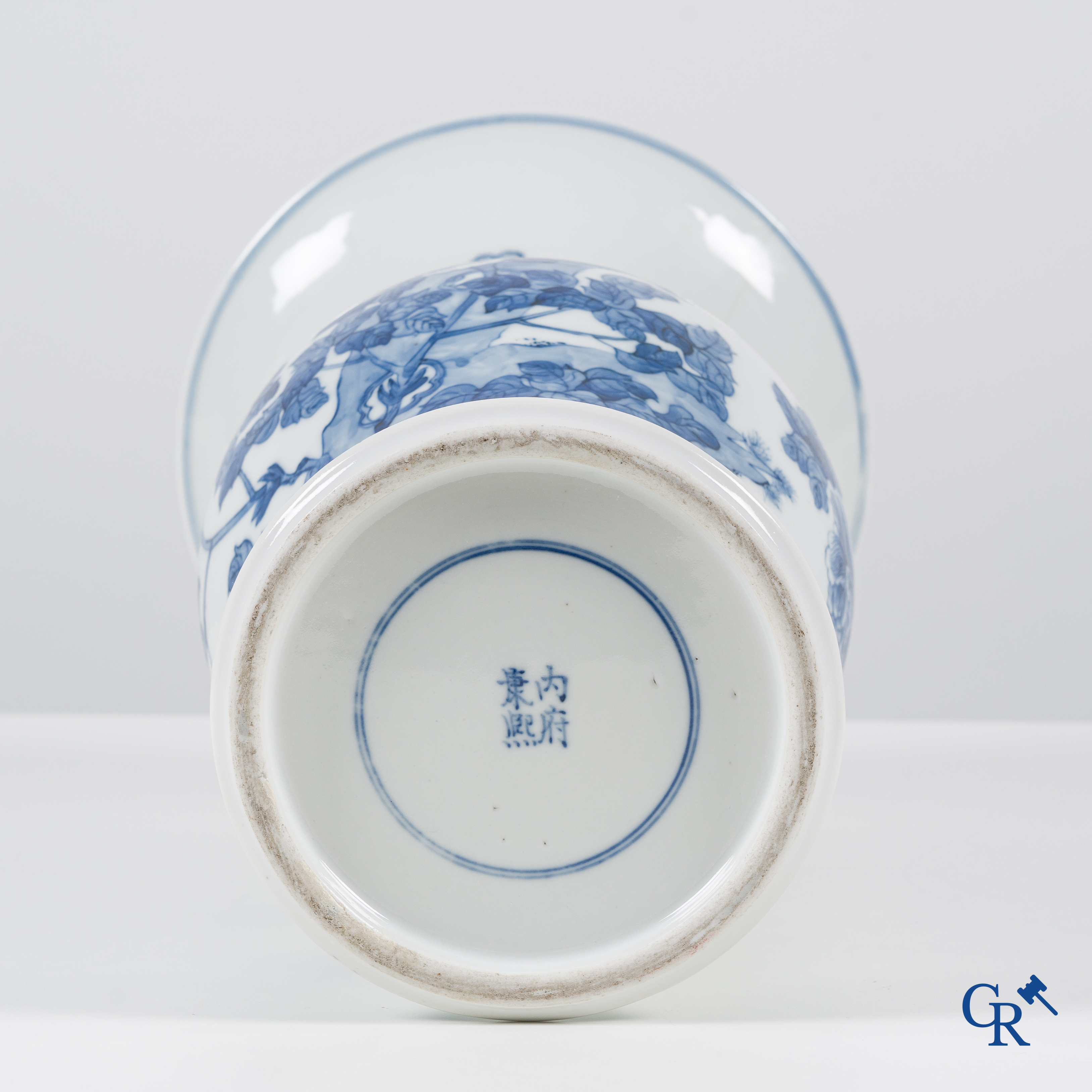 Art Asiatique, porcelaine chinoise, un vase yen yen bleu blanc avec des oiseaux et des fleurs. Kangxi mark.