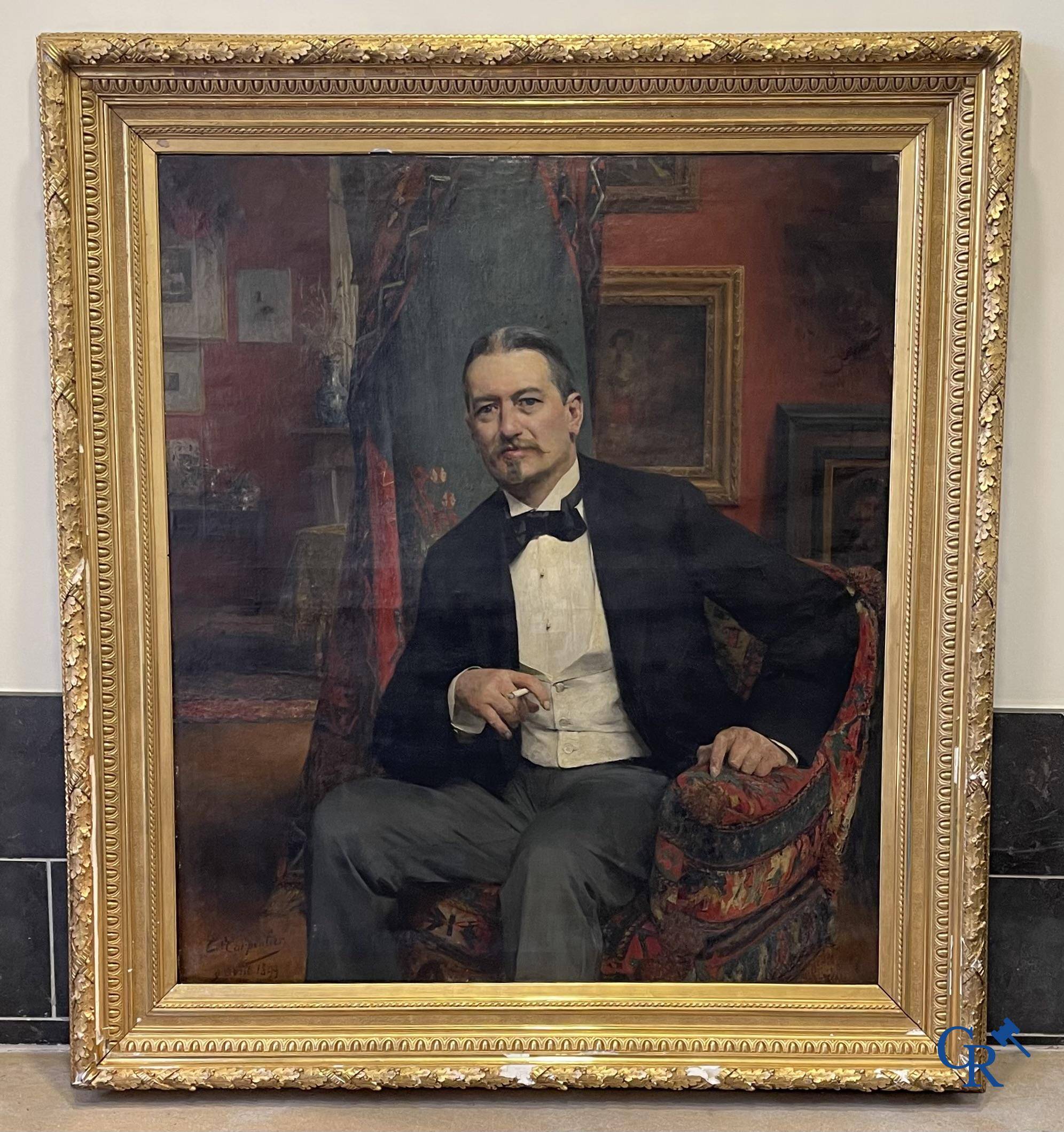 Evariste Carpentier (Kuurne 1845-Liège 1922) Grand portrait d'un amateur d'art dans un intérieur richement décoré.