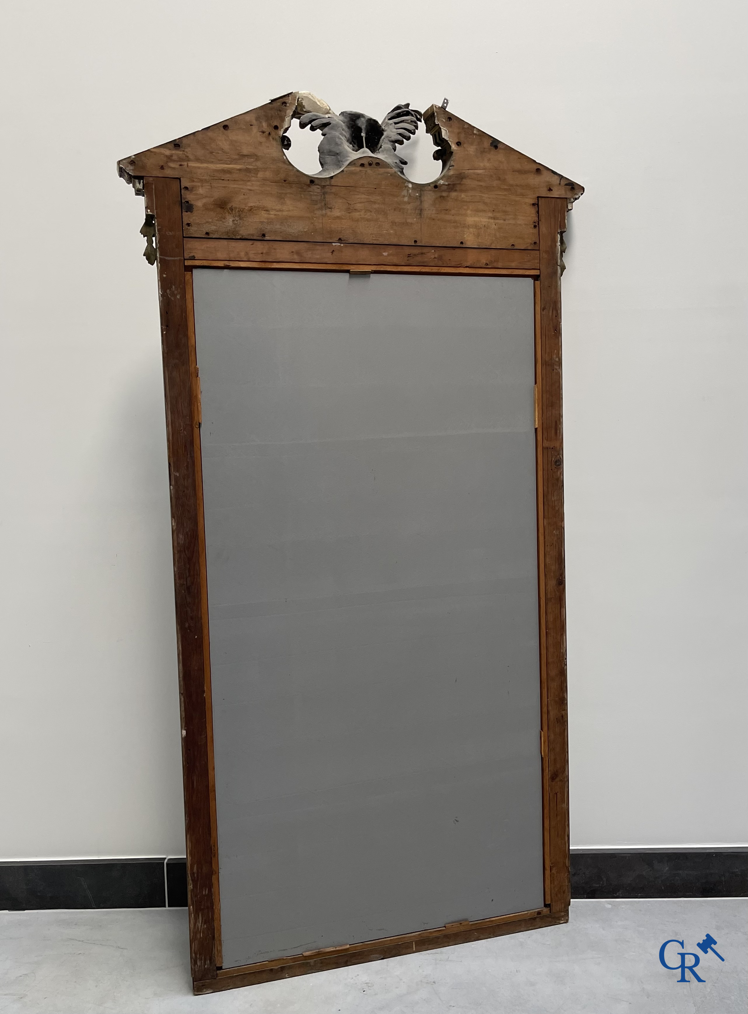 Un grand miroir de cheminée patiné avec un dragon. Vers 1900.