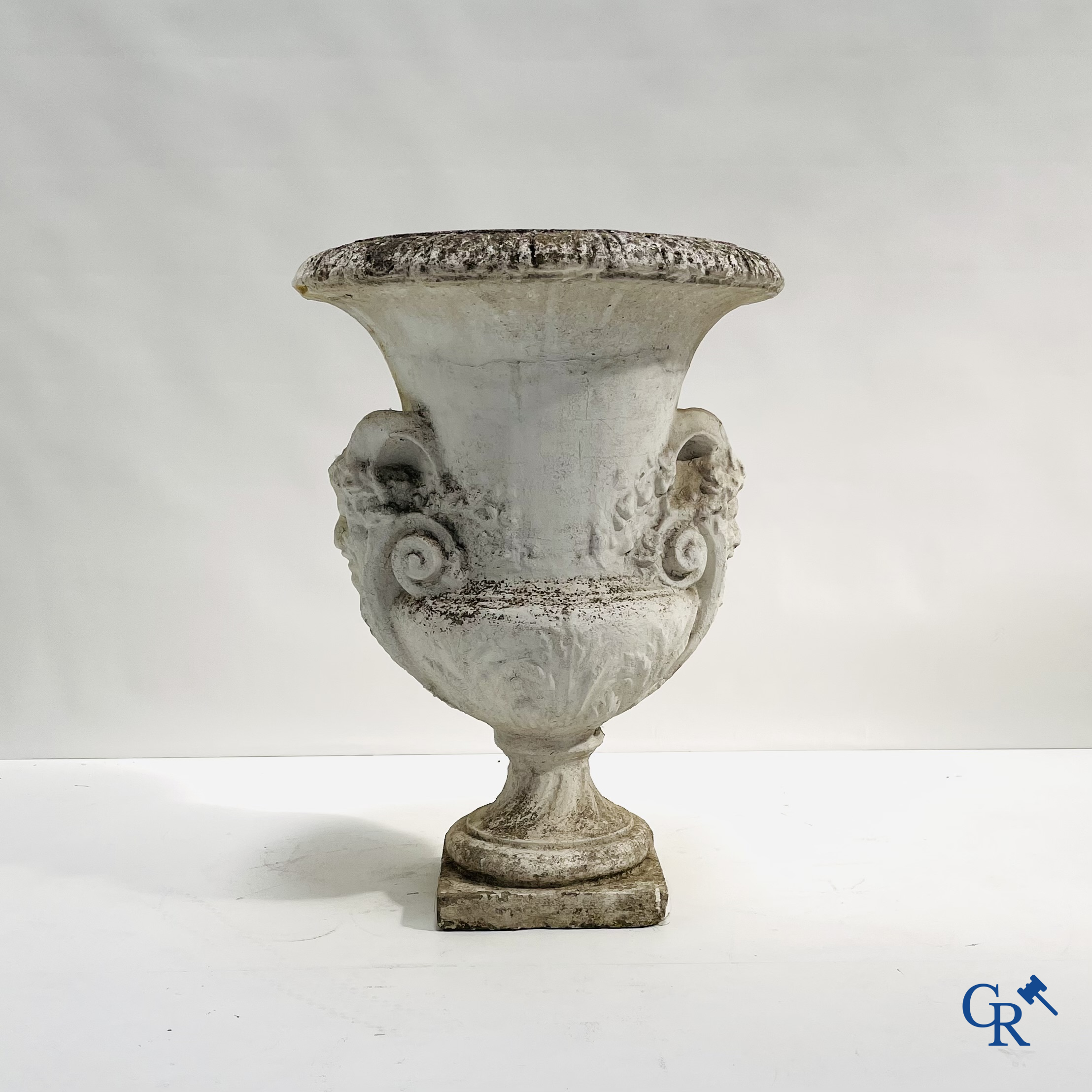 Tuindecoratie, een imposante tuinvaas in beton met saterkoppen. Oude patina, 19de eeuw.