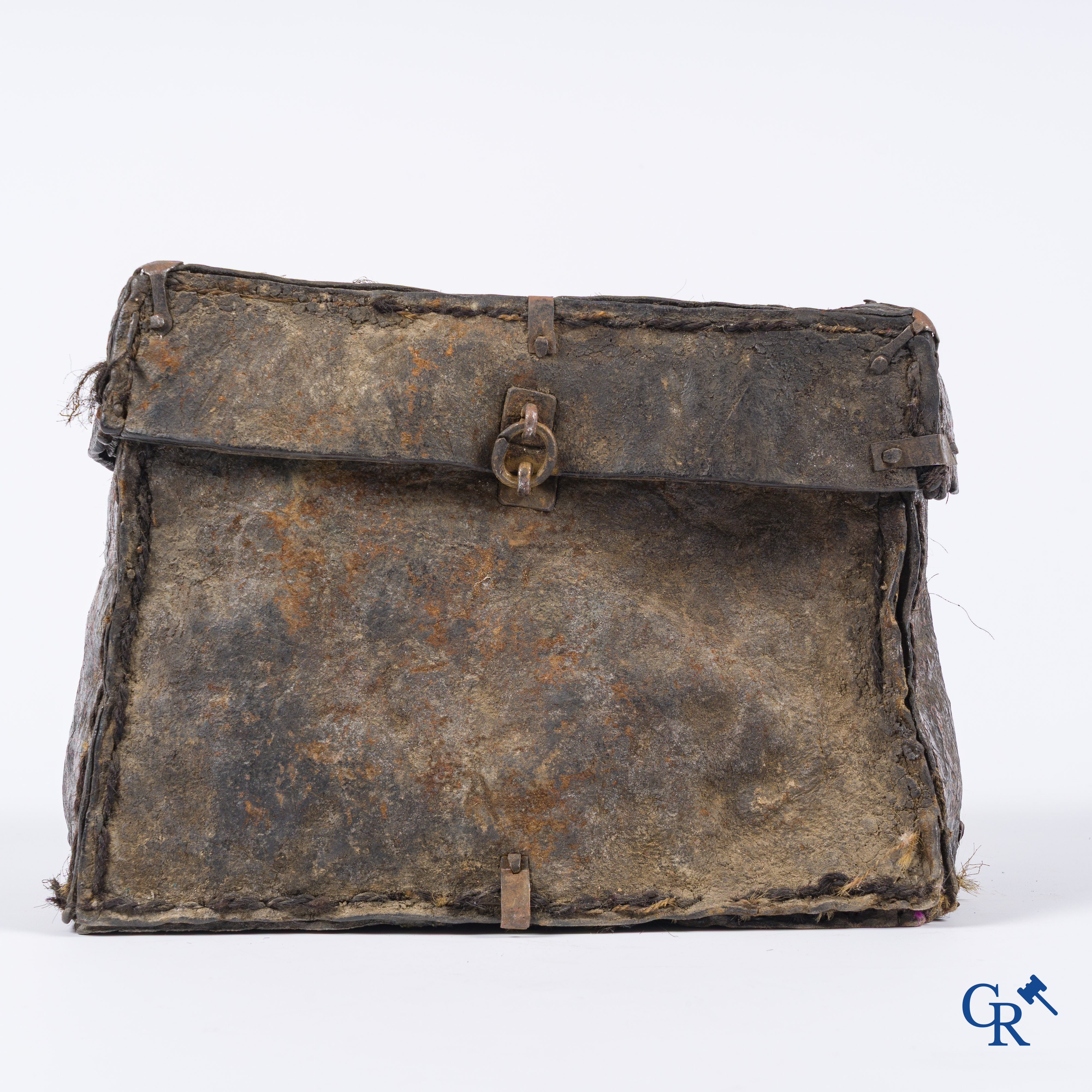 Antiek lederen geld of documenten koffer met origineel smeedijzer slotwerk.