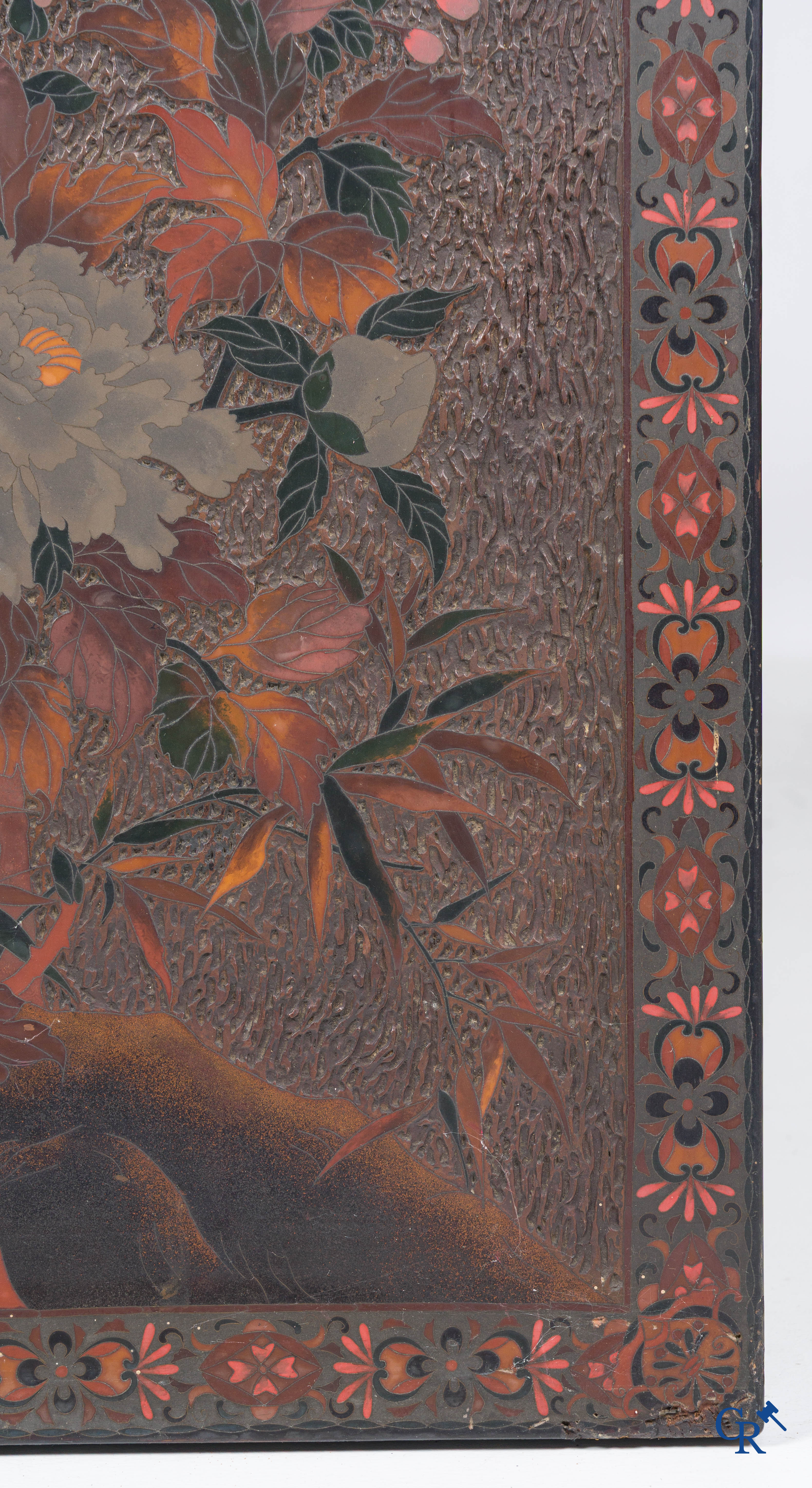 Aziatica, een groot houten paneel met lakwerk en inlegwerk. Bloemen en vlinder decor. 19e eeuw.