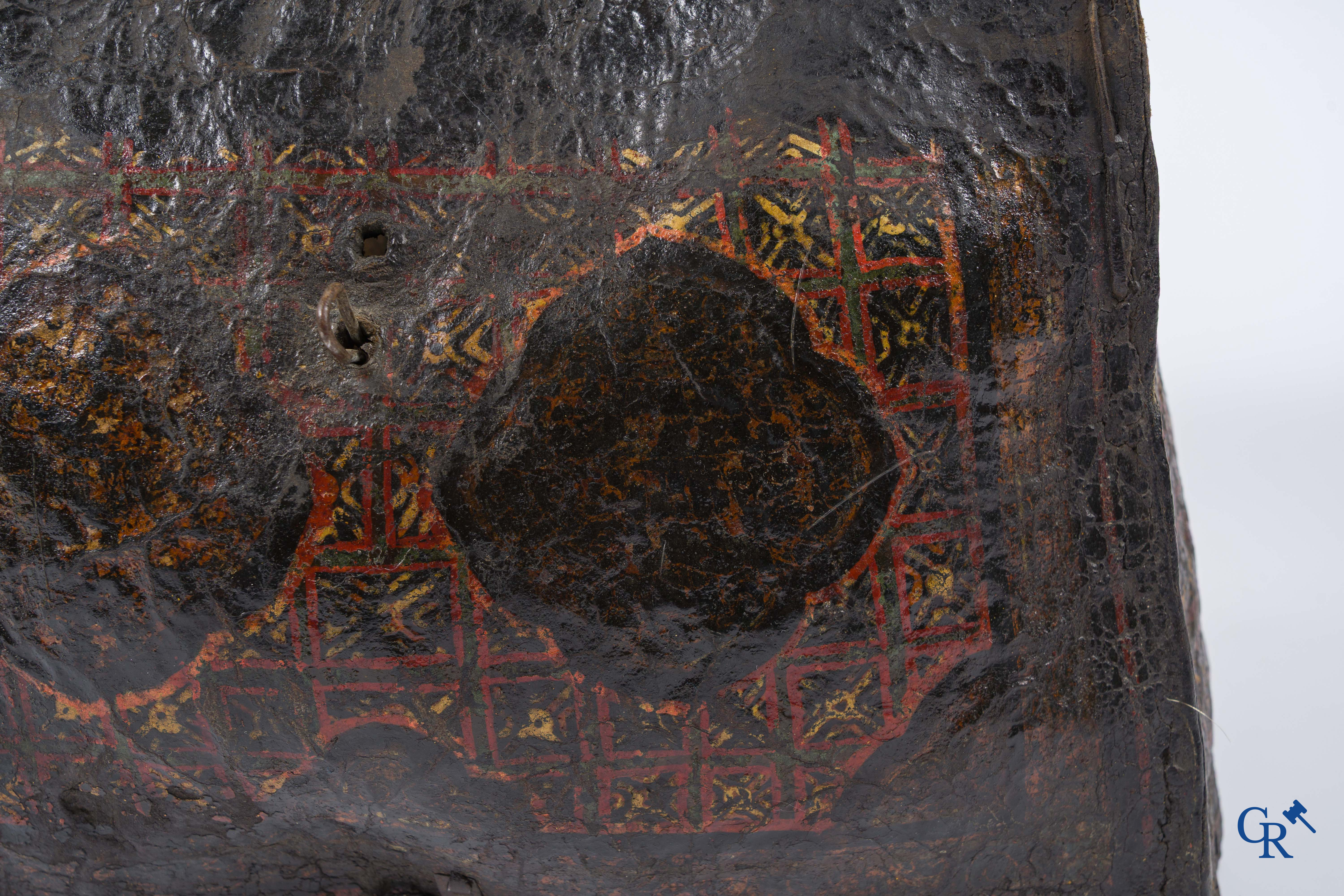 Antiek lederen geld of documenten koffer met origineel smeedijzer slotwerk.