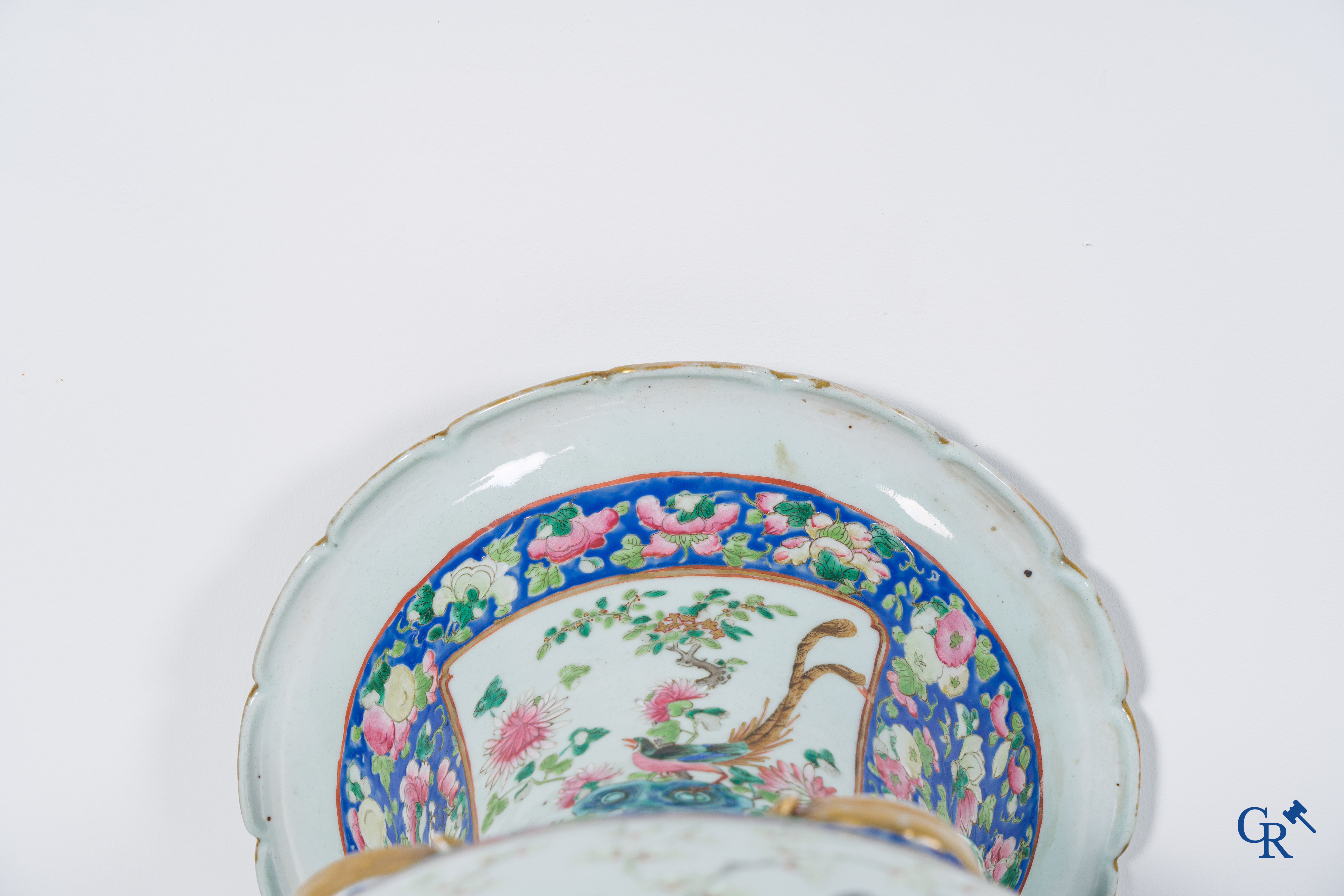 Art Asiatique: Porcelaine chinoise. Une paire d'importantes vases chinois avec un décor famille rose. Chine 19ème siècle.