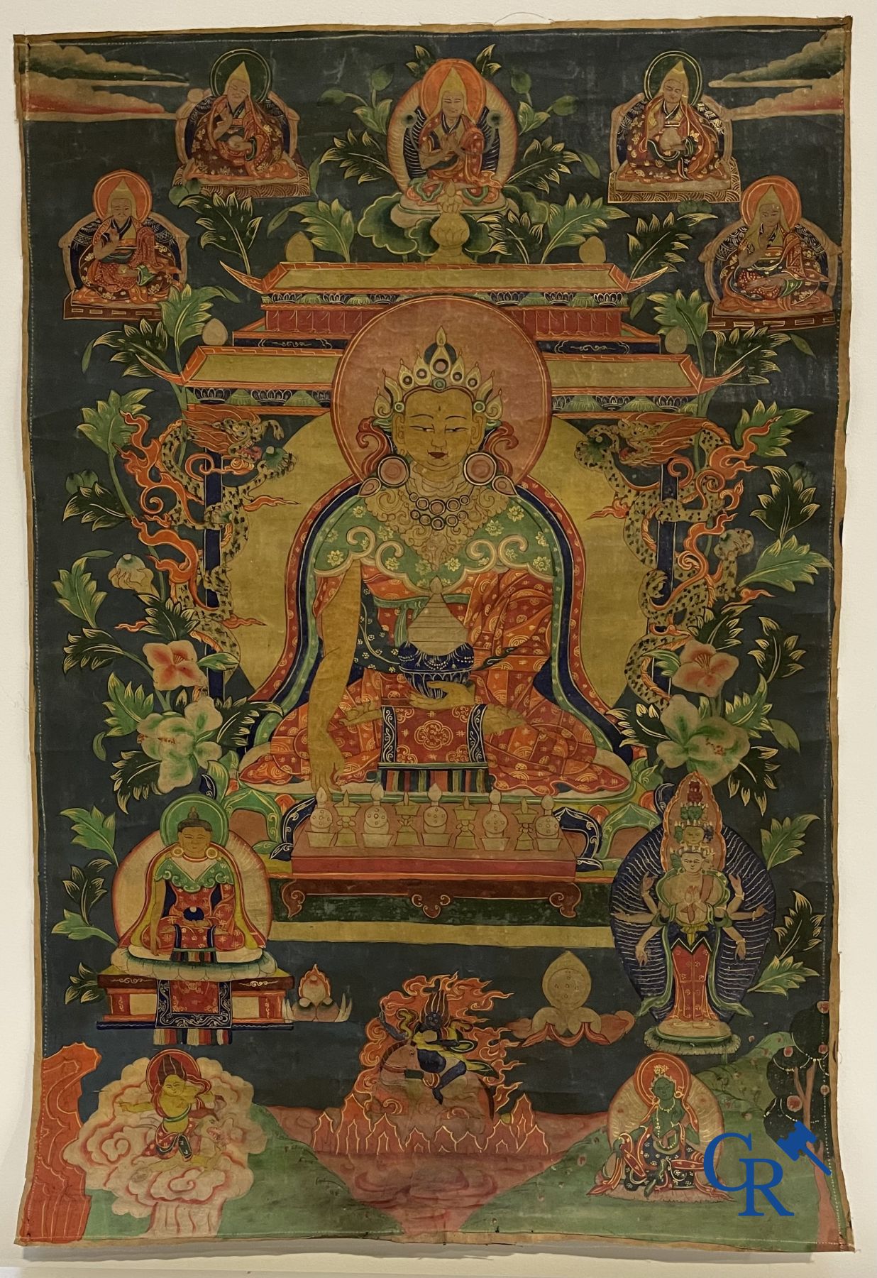 Asian Art: a lot consisting of 4 statues and a thangka.