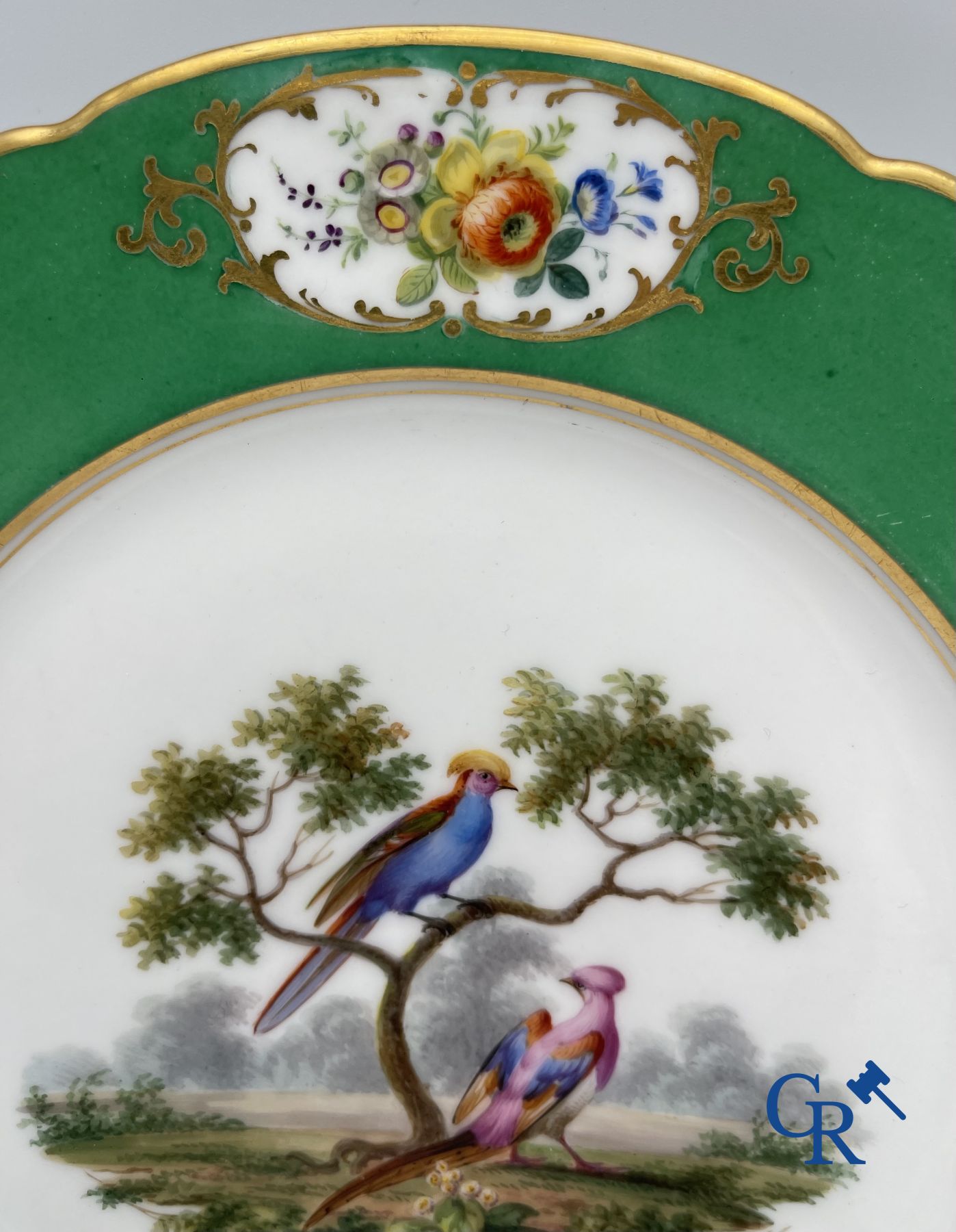 3 assiettes en porcelaine de Paris dans le style de Sèvres. XIXème siècle.