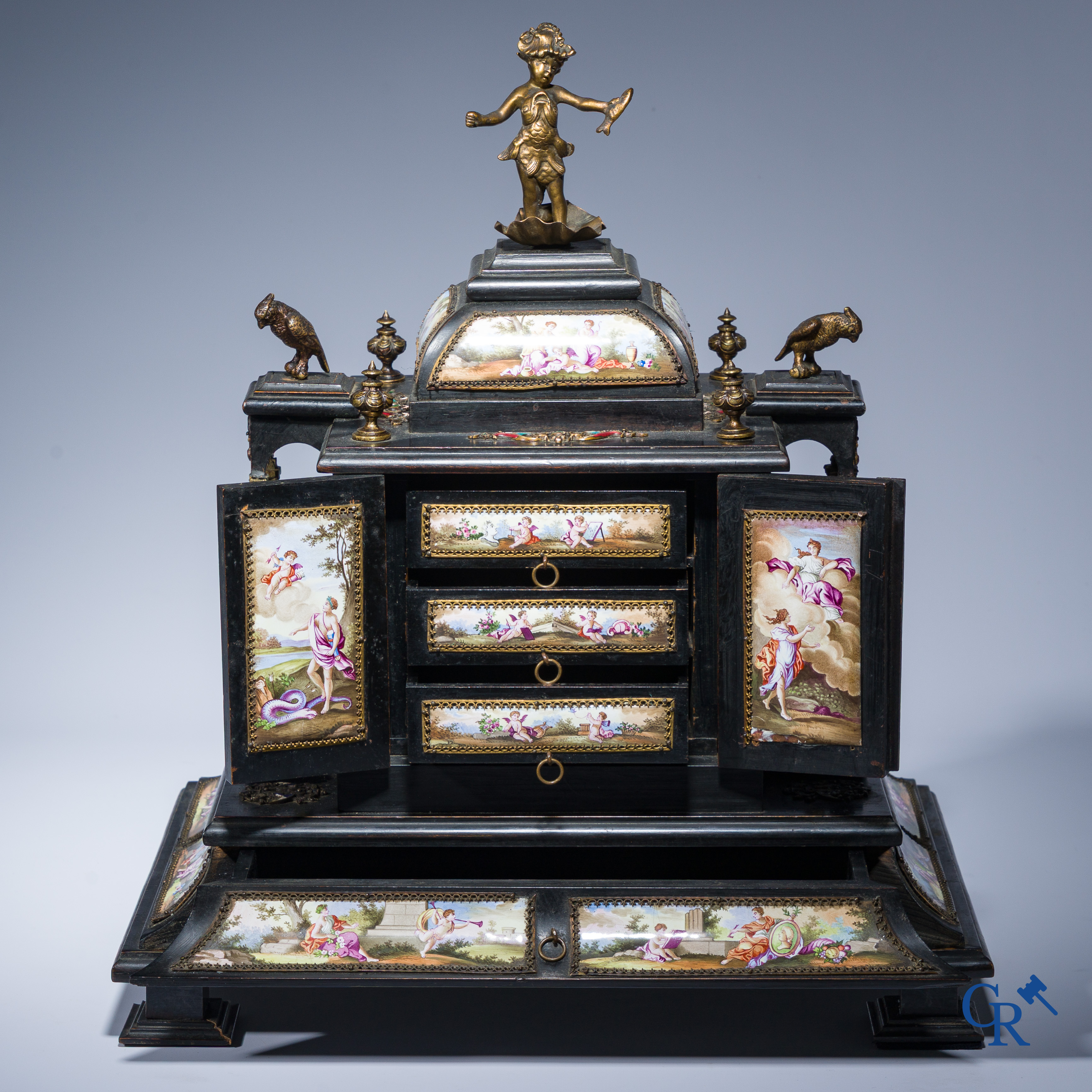 Een Weens geëmailleerd tafel kabinet in ebbenhout met laden en bronsbeslag. 19e eeuw.