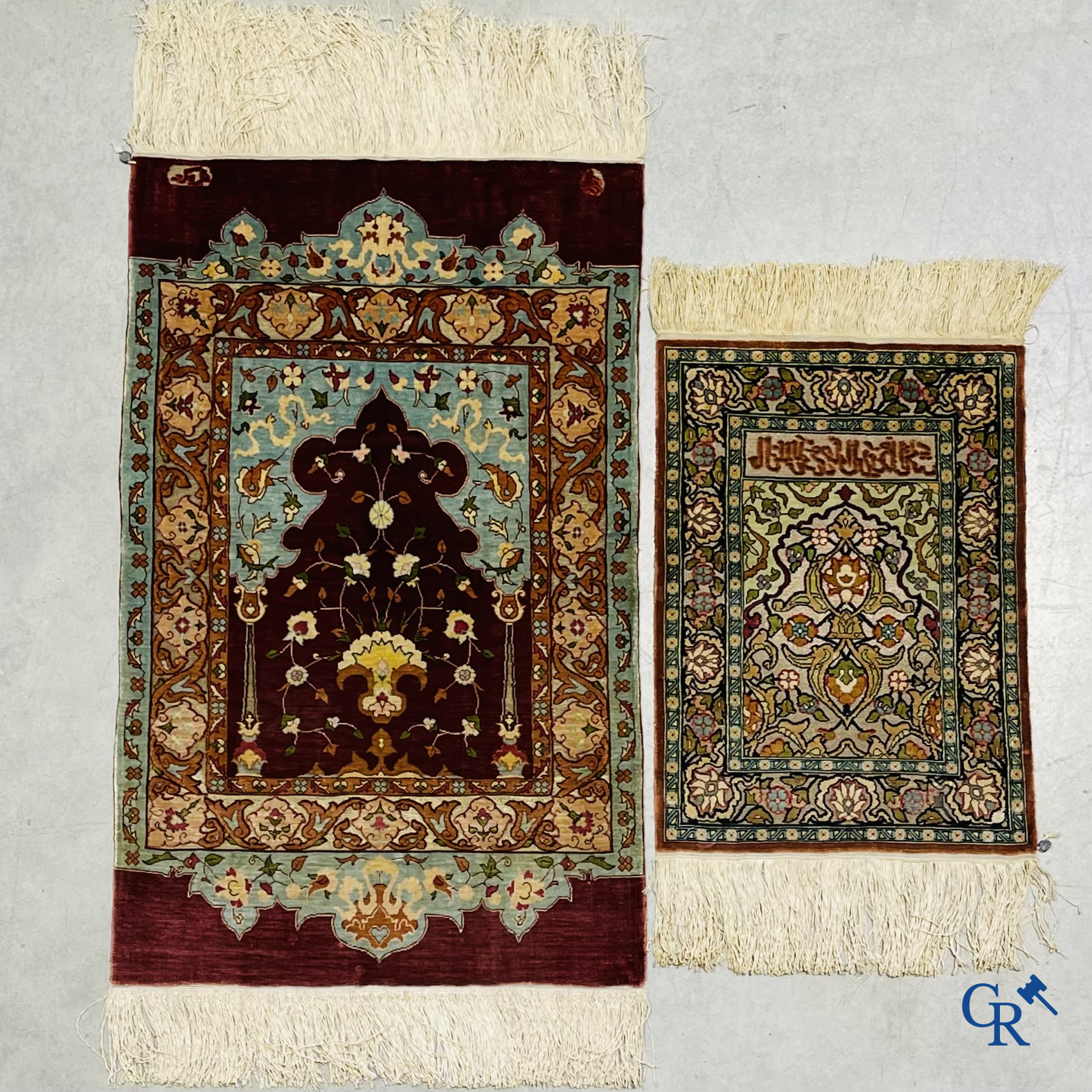 Oosterse tapijten. 2 kleine zijden tapijtjes bewerkt met gouddraad.