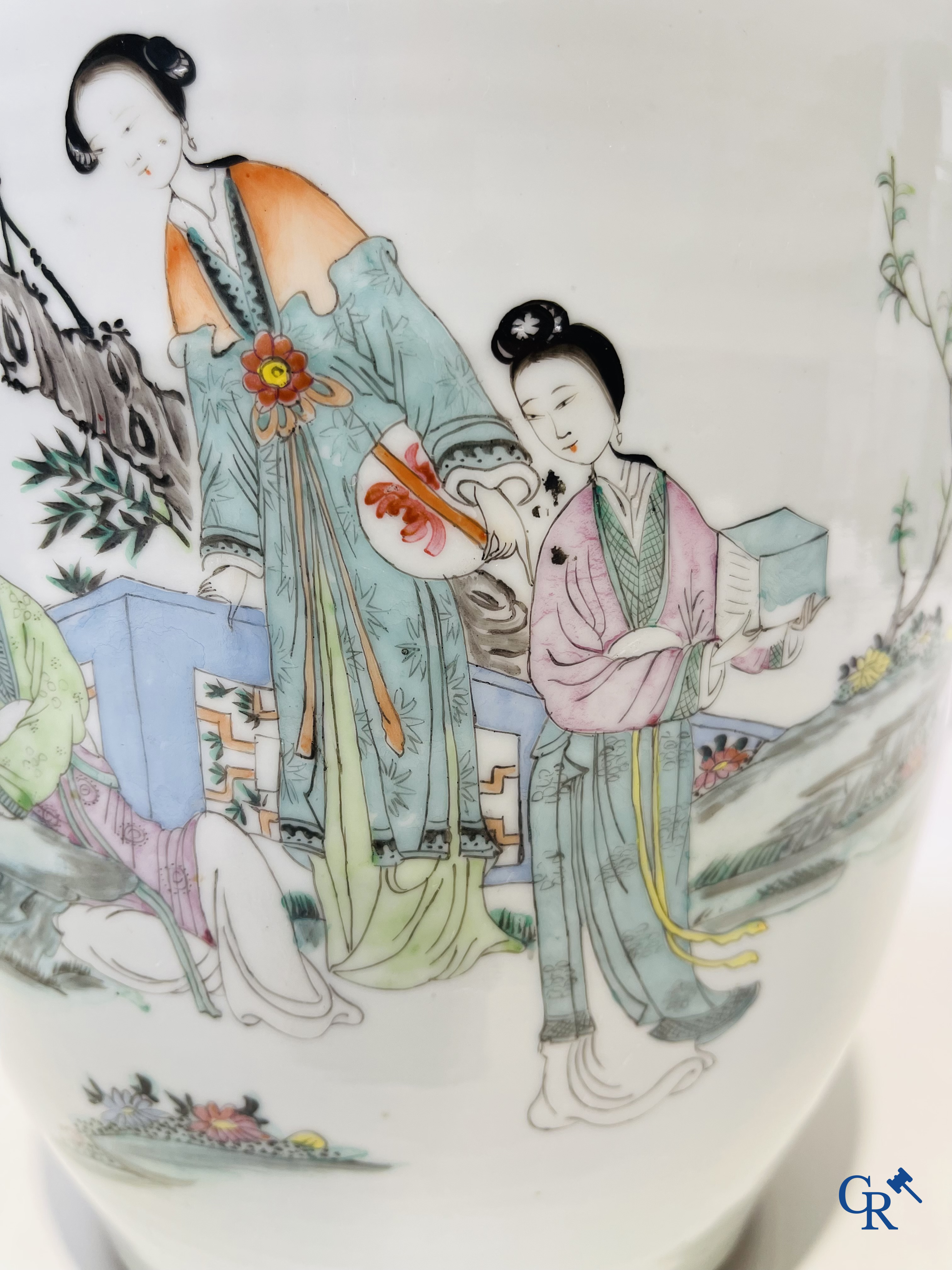 Art Asiatique: Porcelaine chinoise, paire de vases Chinois avec des dames dans un jardin. Période République.