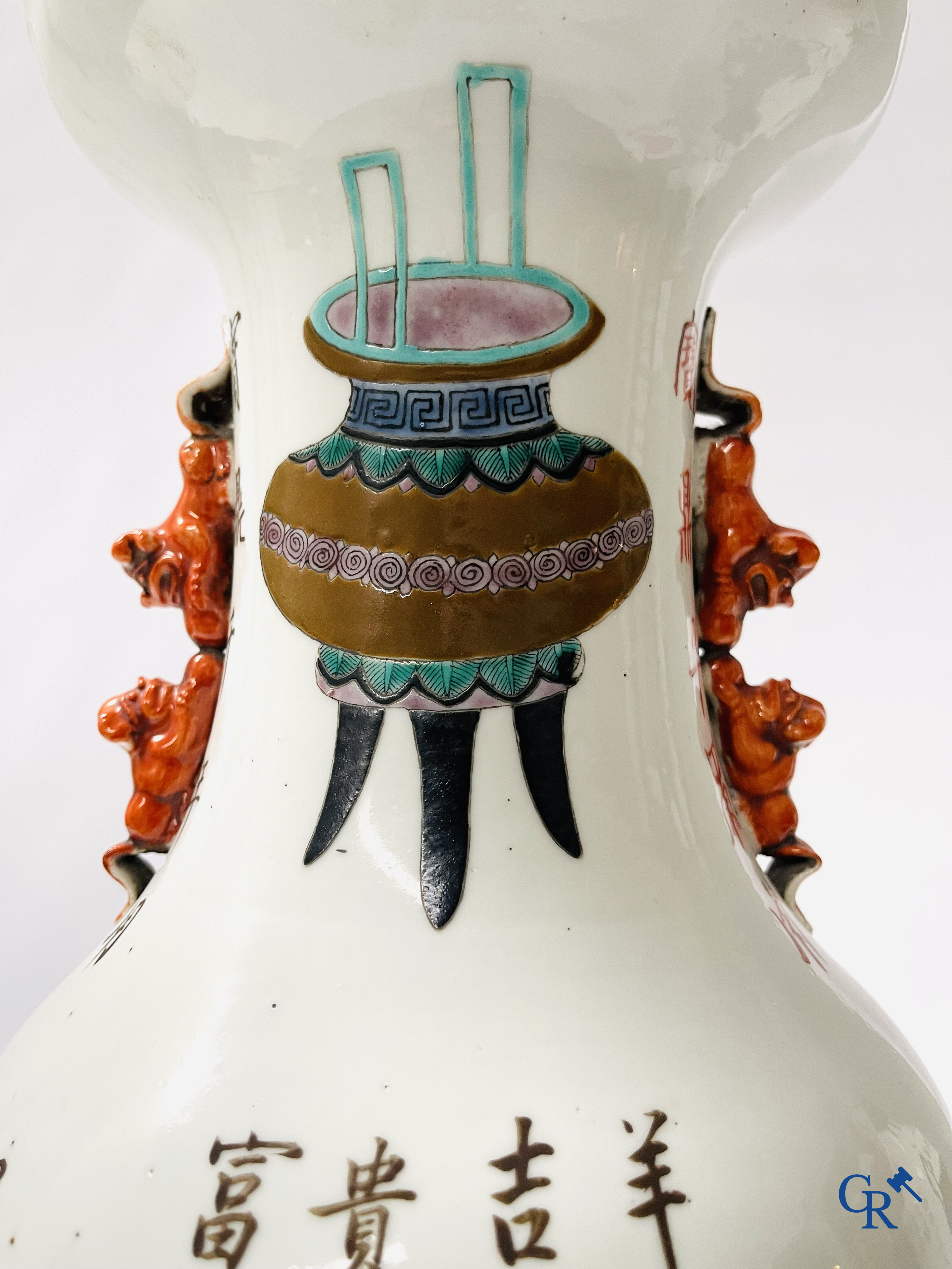 Aziatica, 2 Chinese famille rose vazen gedecoreerd met antiquiteiten en een kalligrafische tekst. 19e eeuw.