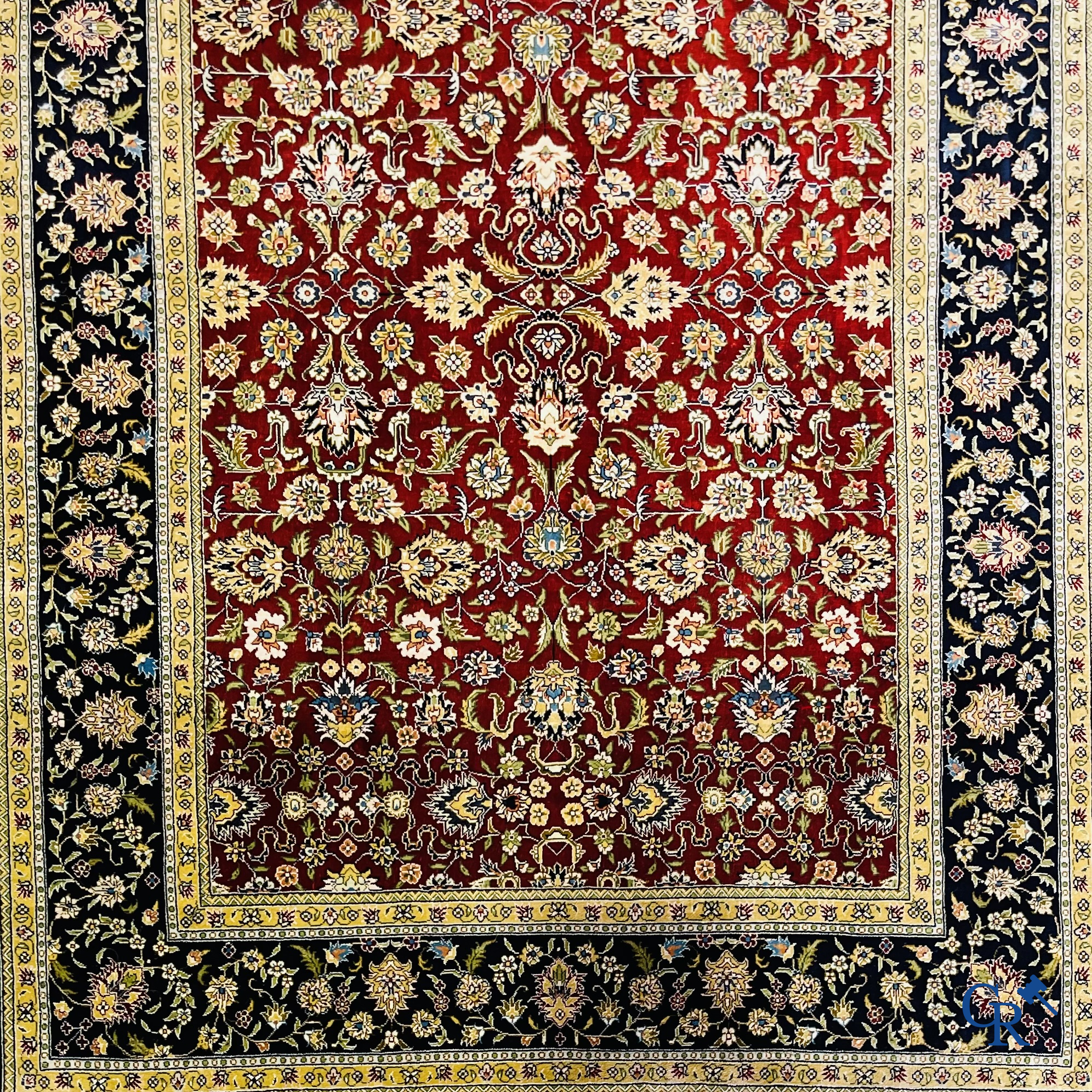 Tapis d'Orient: Iran, un tapis persan en soie noué à la main avec un décor floral.