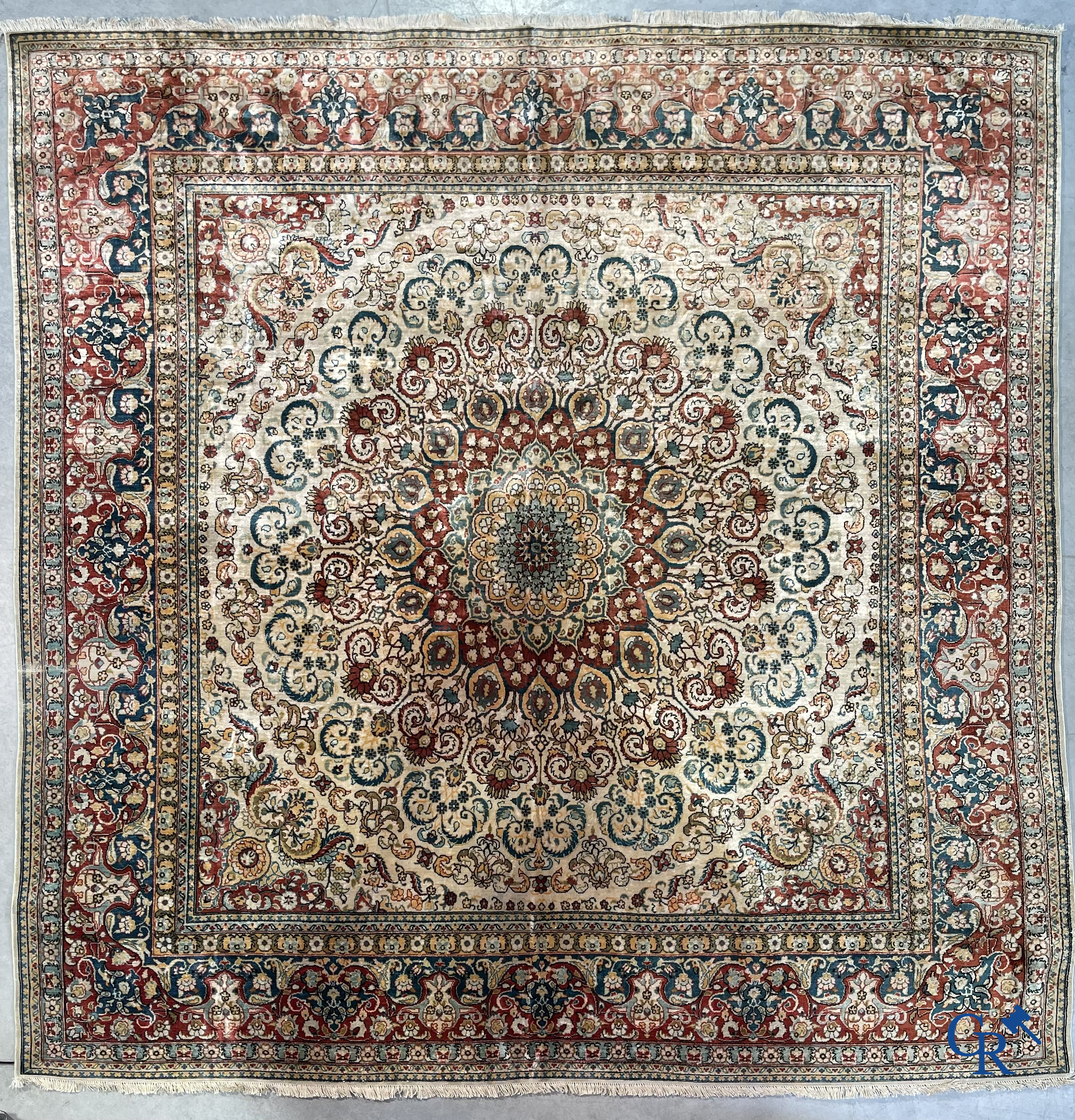 Tapis d'Orient: Hereke, un tapis en soie finement noué au décor floral.