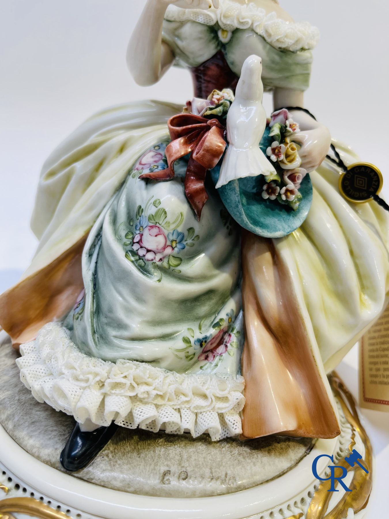 Porcelaine: Capodimonte: 2 groupes en porcelaine italienne avec dentelle.