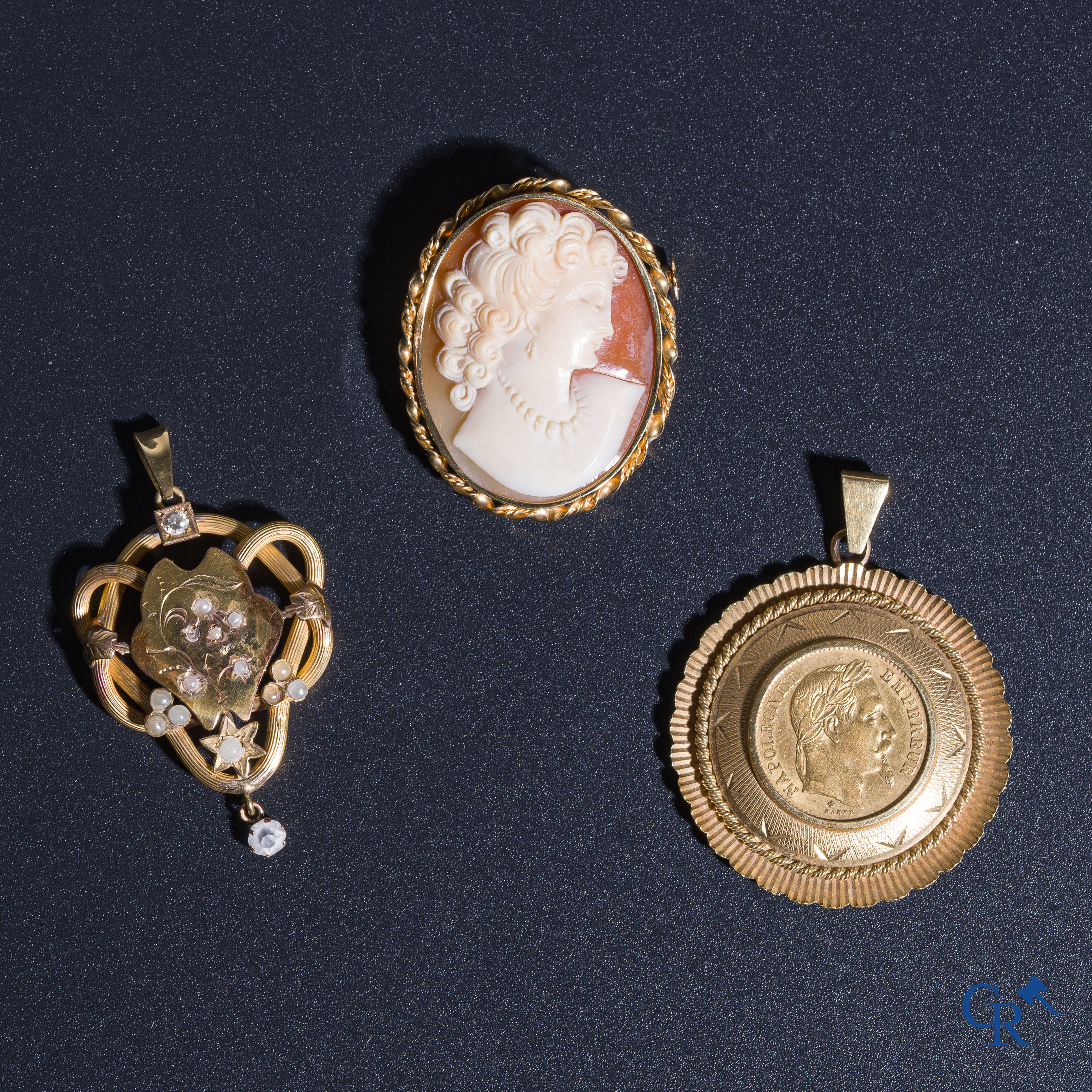 Jewellery: A lot of a brooch with cameo and 2 pendants in yellow gold 18K (750°/00).