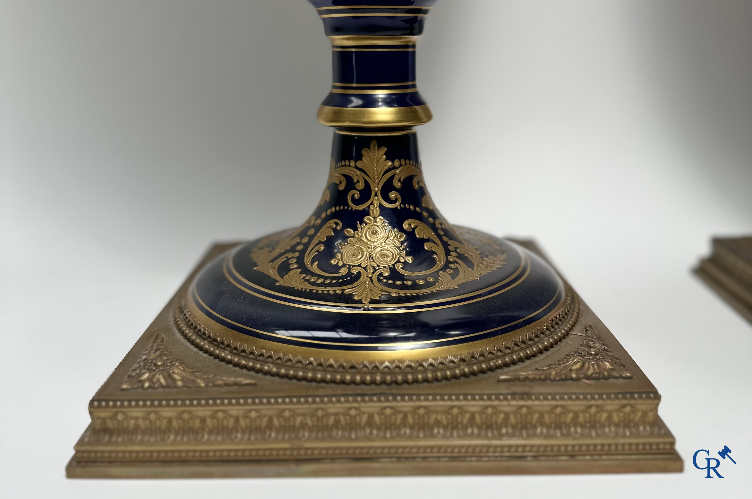 Sèvres: Paire de grands vases en porcelaine de Sèvres avec monture en bronze. Fin du 19ème siècle.