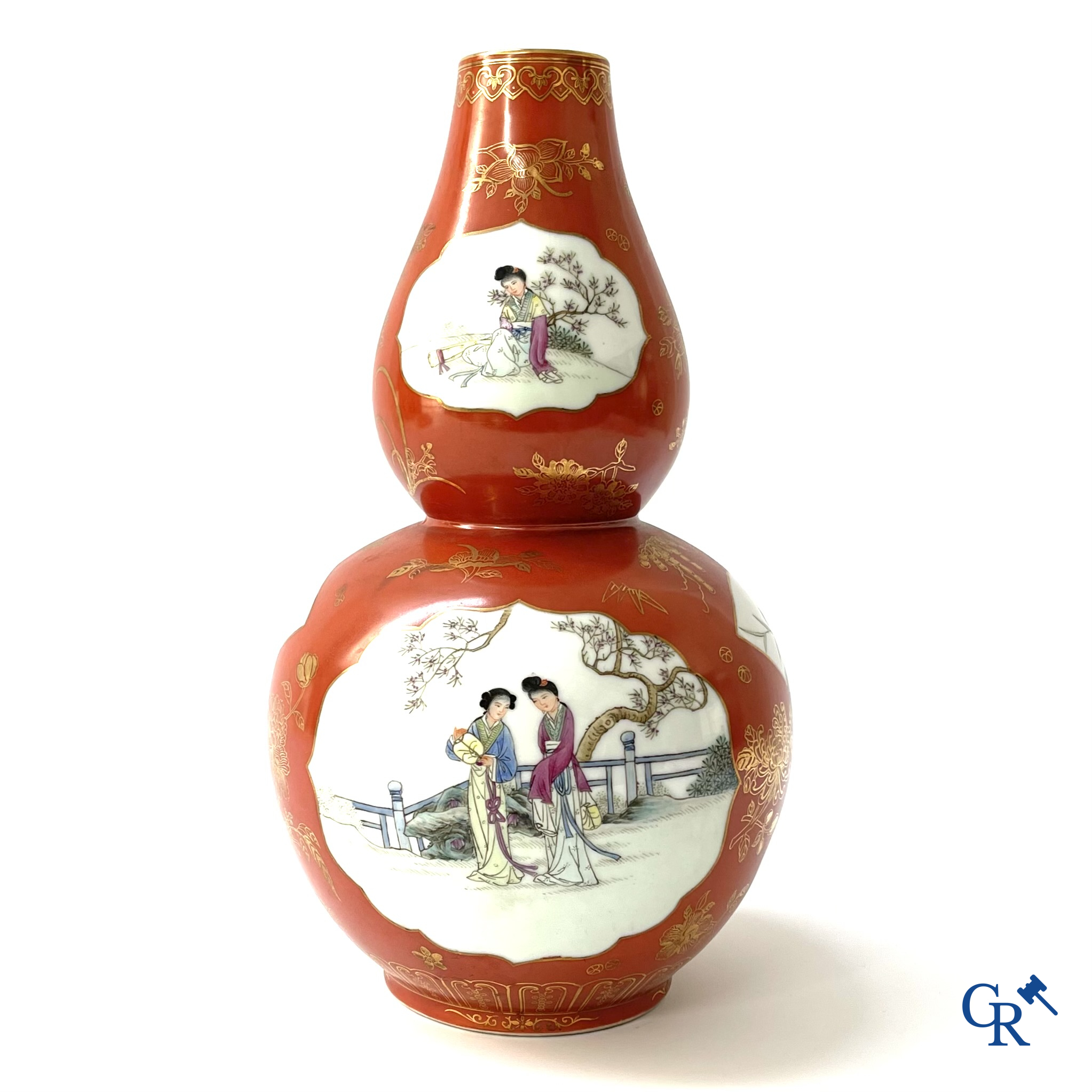 Aziatica, Chinees porselein. Een Chinese vaas met personages. Met zegelmerk. 20ste eeuw.