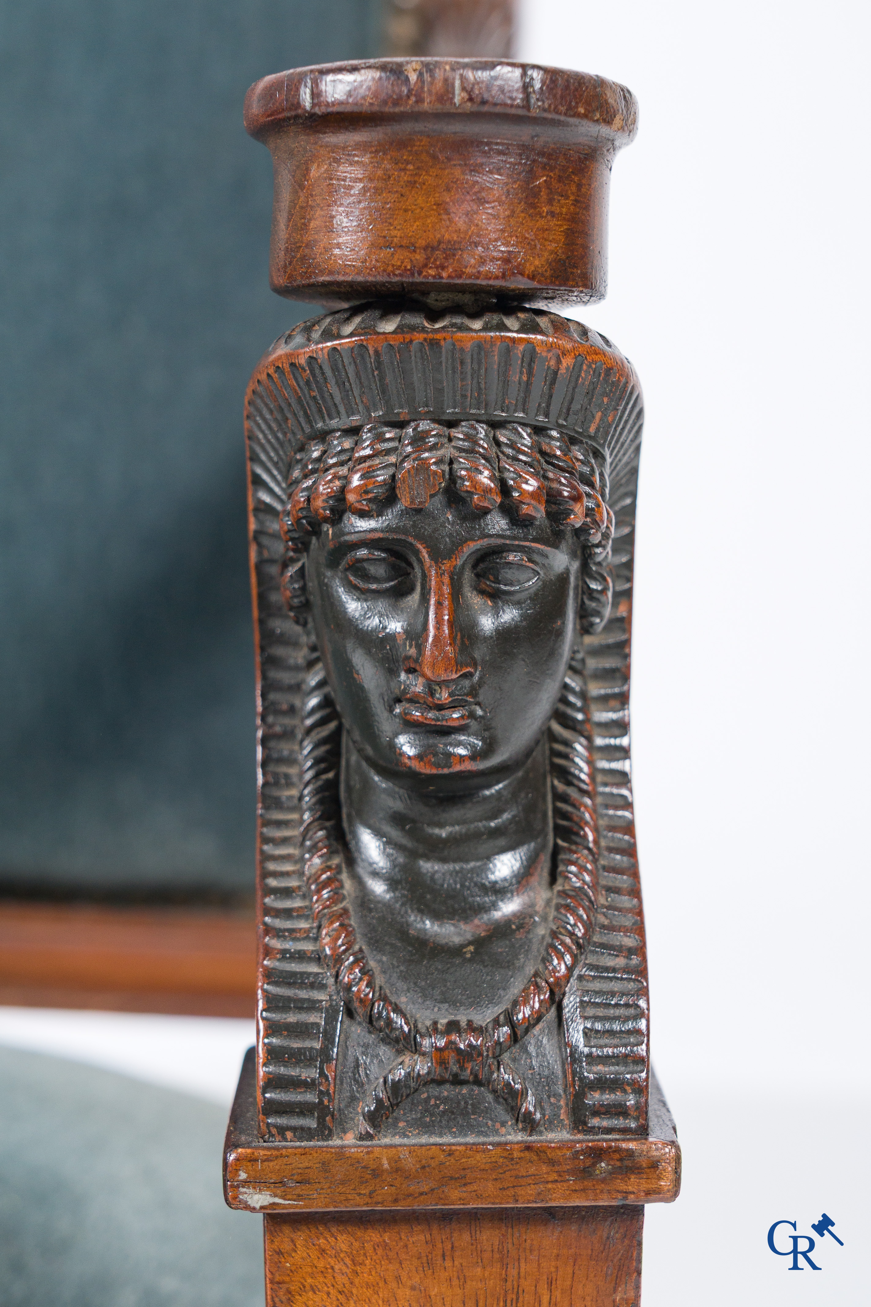 Empire. Een bureaustoel in mahonie hout, Retour d'Egypte-stijl. Empire periode, circa 1815.