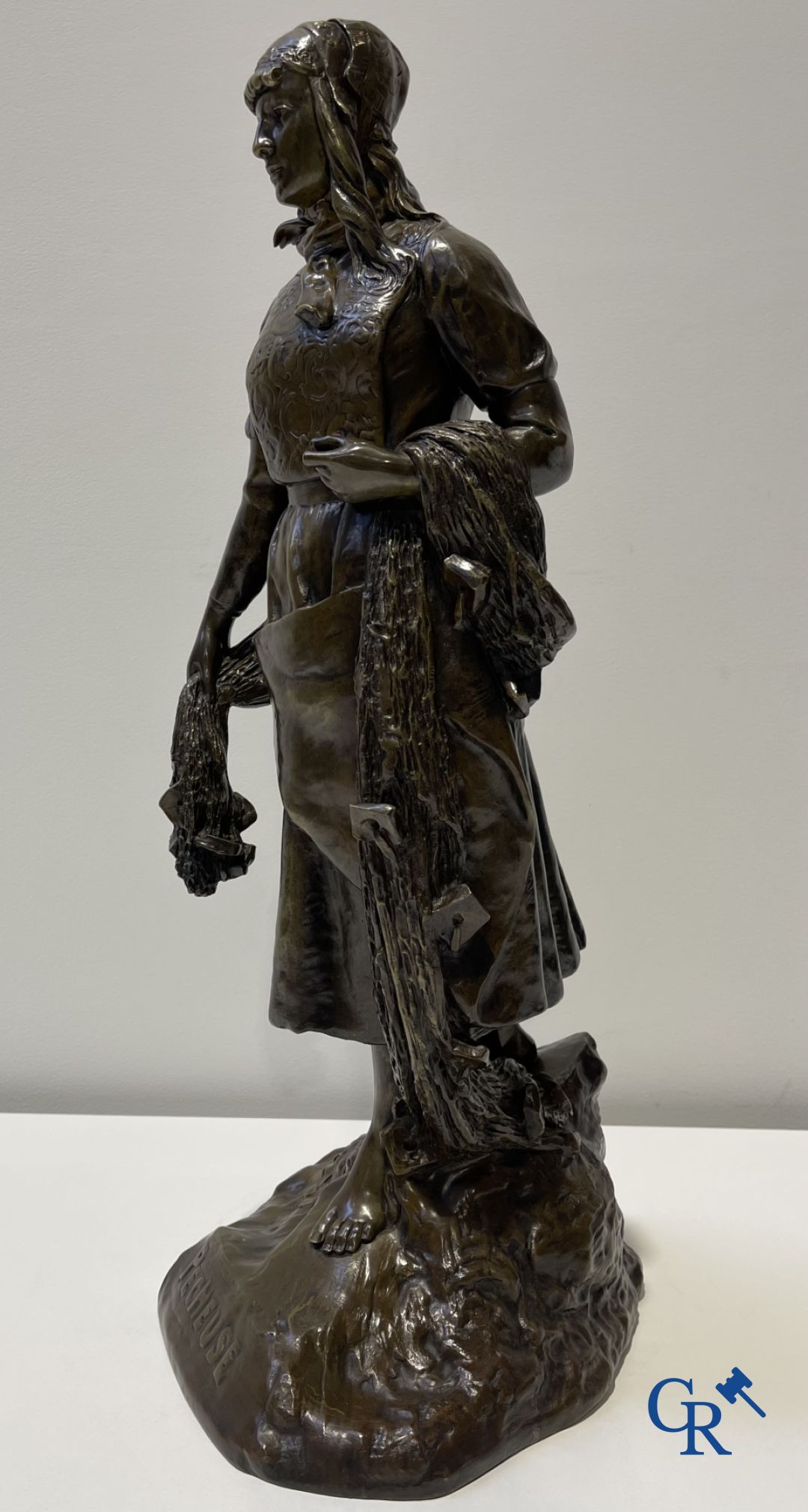 Alexandre-Mathurin Pêche (1872-1957) (*) Bronzen beeld. Vissersvrouw. Susse Frères Editeurs Paris.