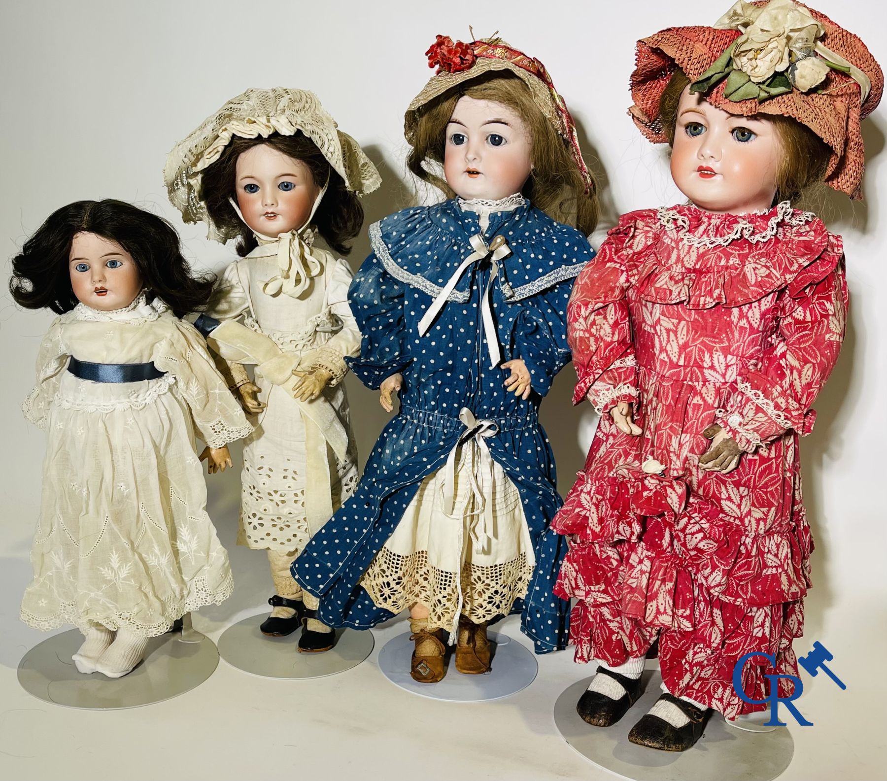 Toys: antique dolls: 4 antique dolls with porcelain head.