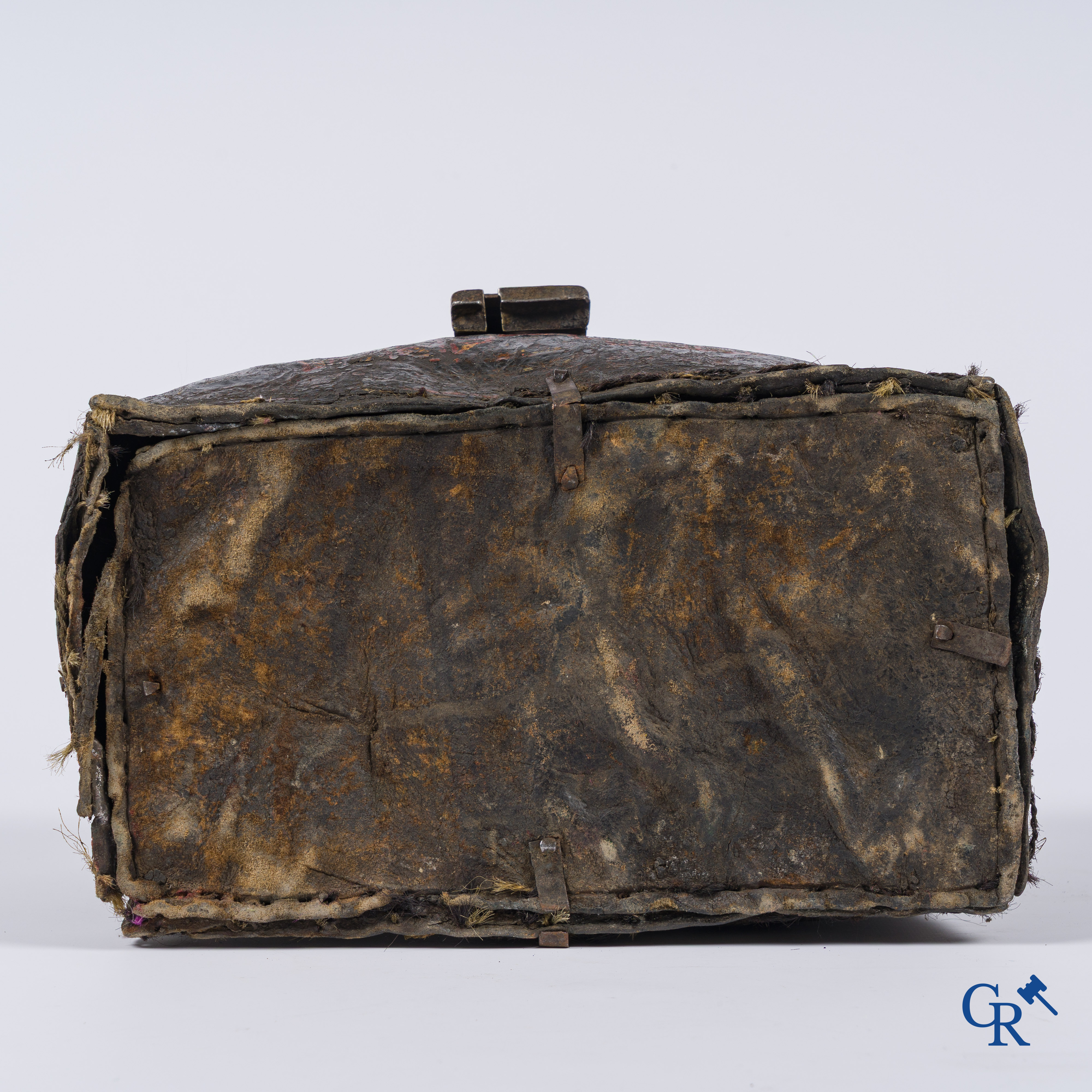 Antiek lederen geld of documenten koffer met origineel smeedijzer slotwerk.