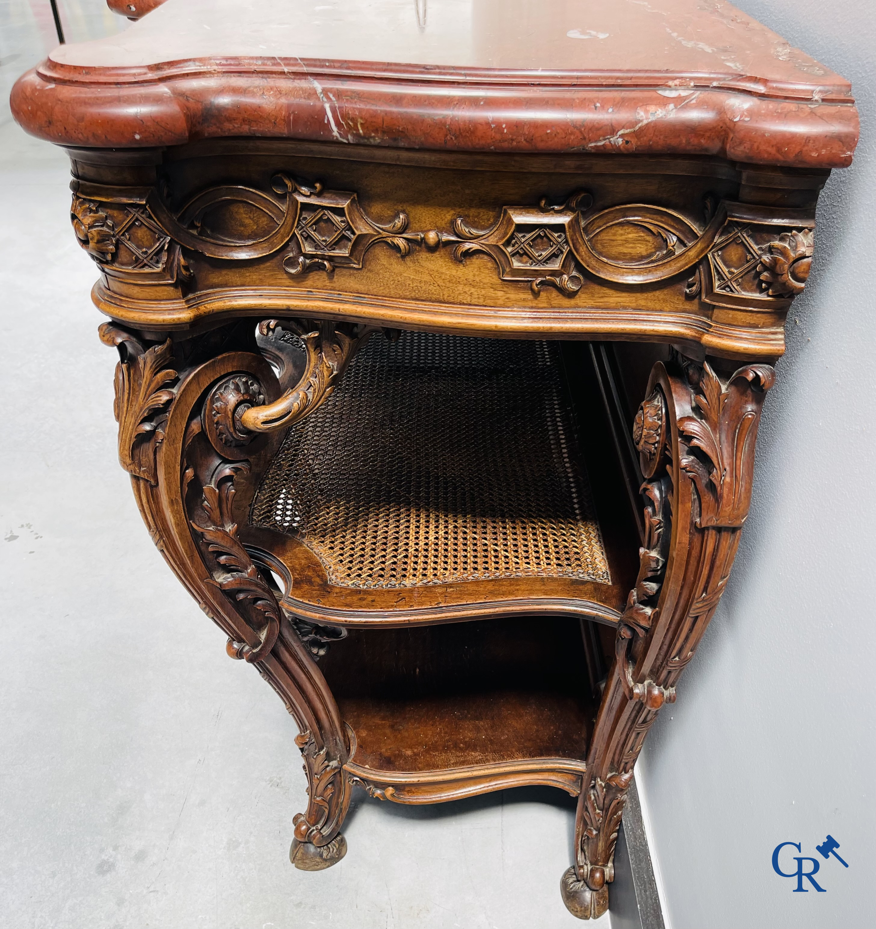 Maison Roll, 42, Rue Faubourg St. Antoine Paris. Een uitzonderlijk desserte meubel in gesculpteerd notelaar. LXVI-Stijl.