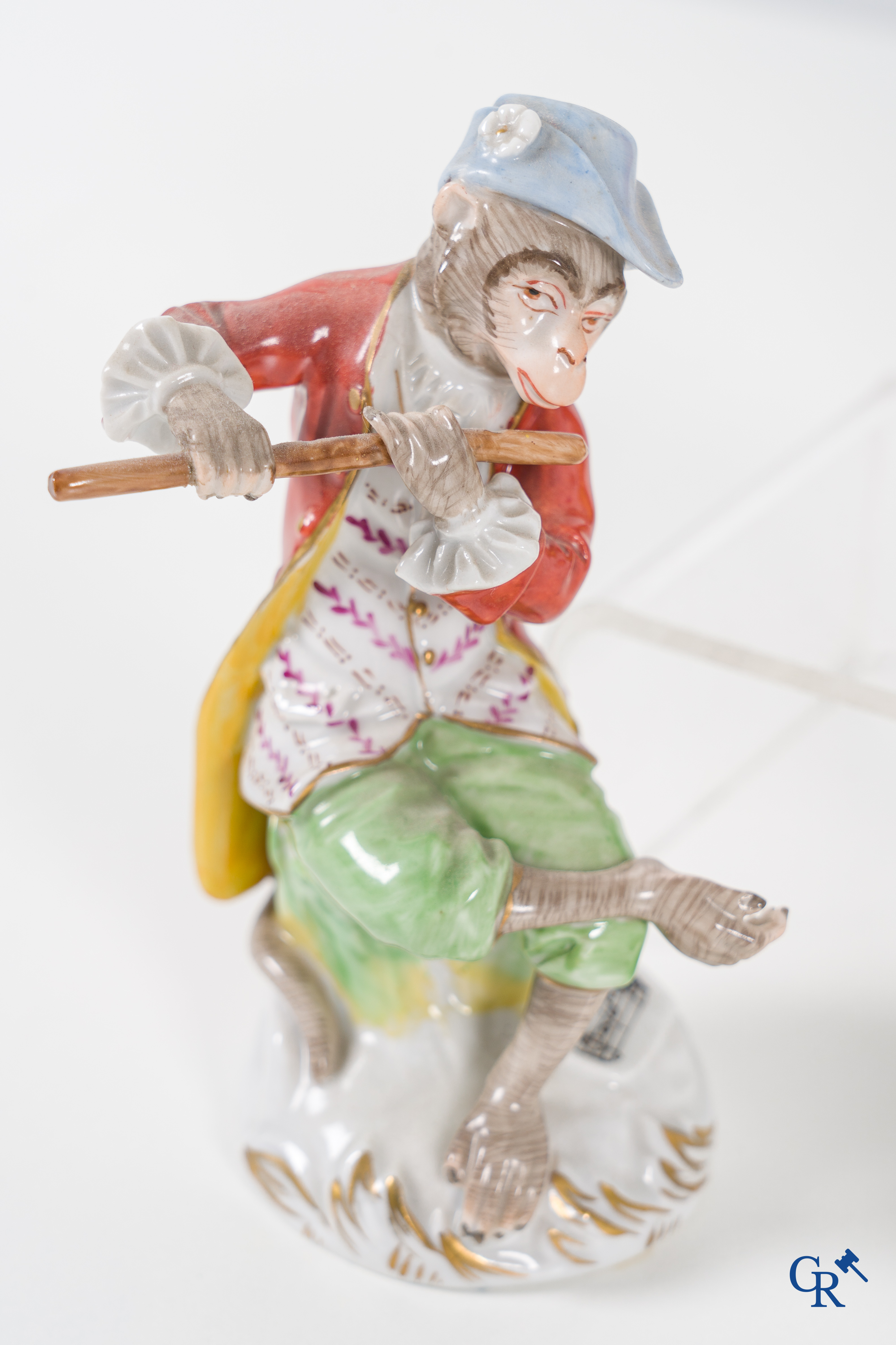 Porcelaine européenne: Un orchestre de singe 12 pièces en porcelaine de Dresde. Marqué.