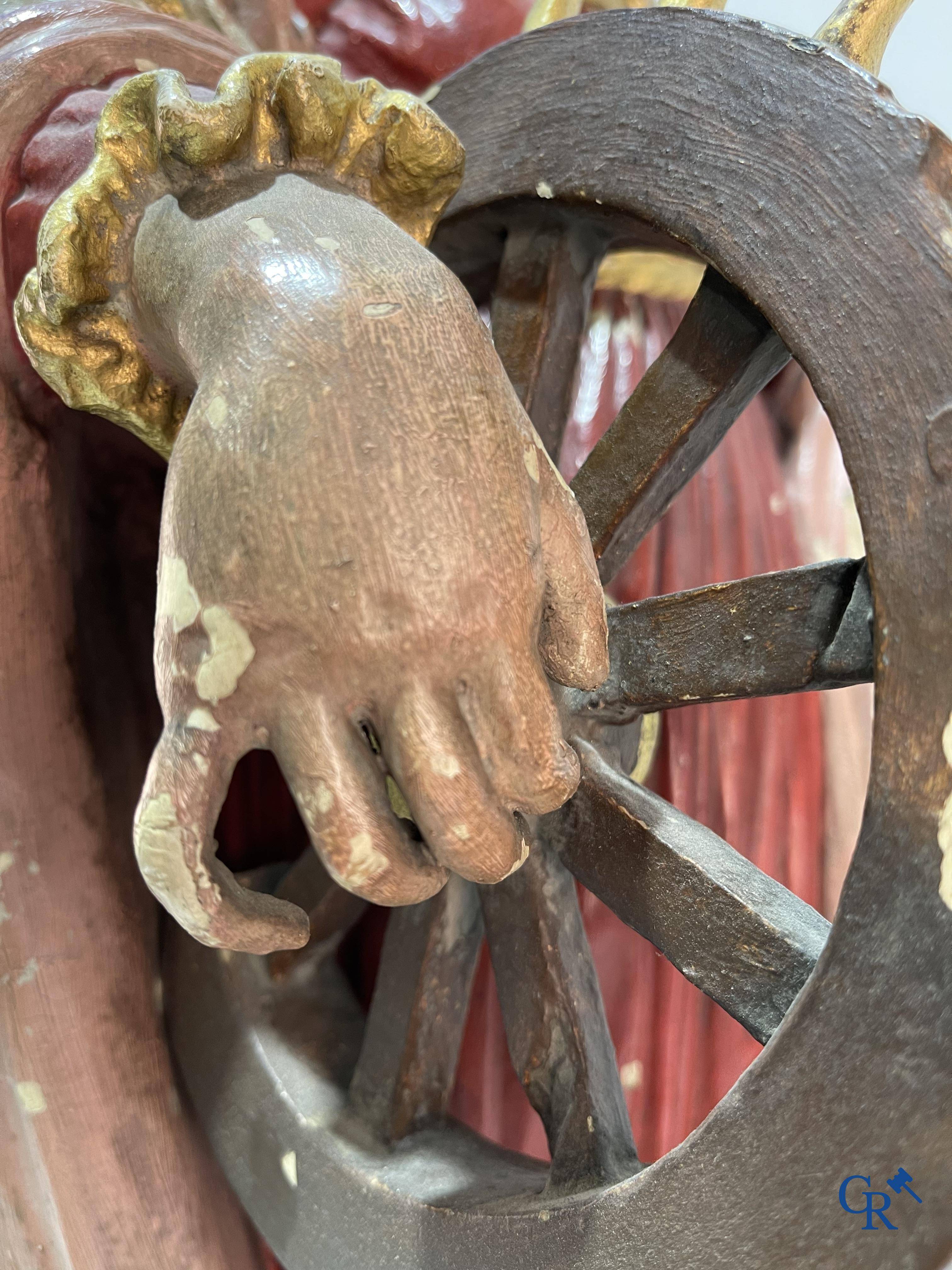 Religieuze objecten, een fijngesculpteerd en gepolychromeerd houten beeld van Sint Catharina in Barok stijl. 18e eeuw.