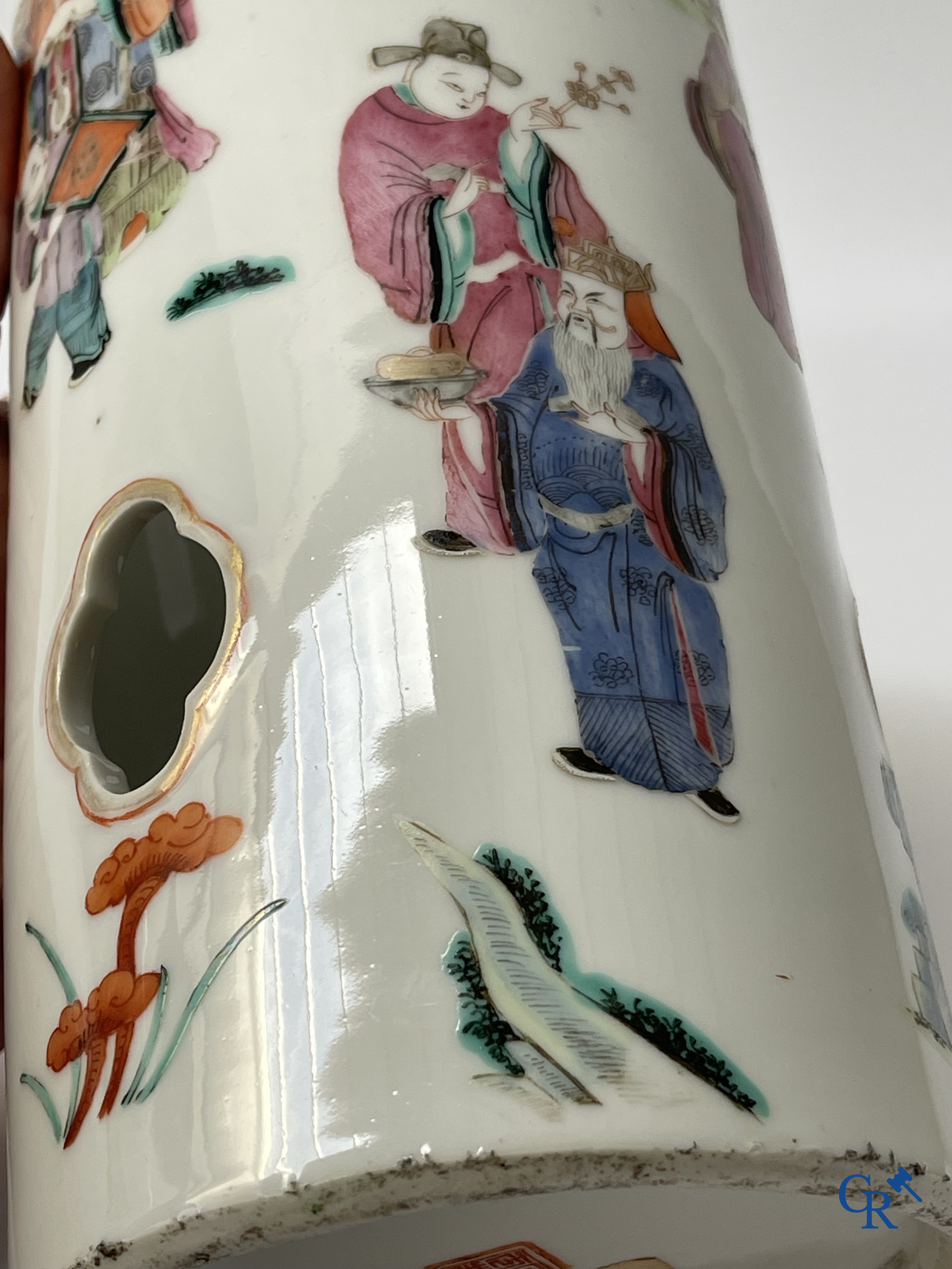 Aziatica, Chinees porselein. Een Chinese famille rose hoeden staander. Gemerkt. 19de eeuw.