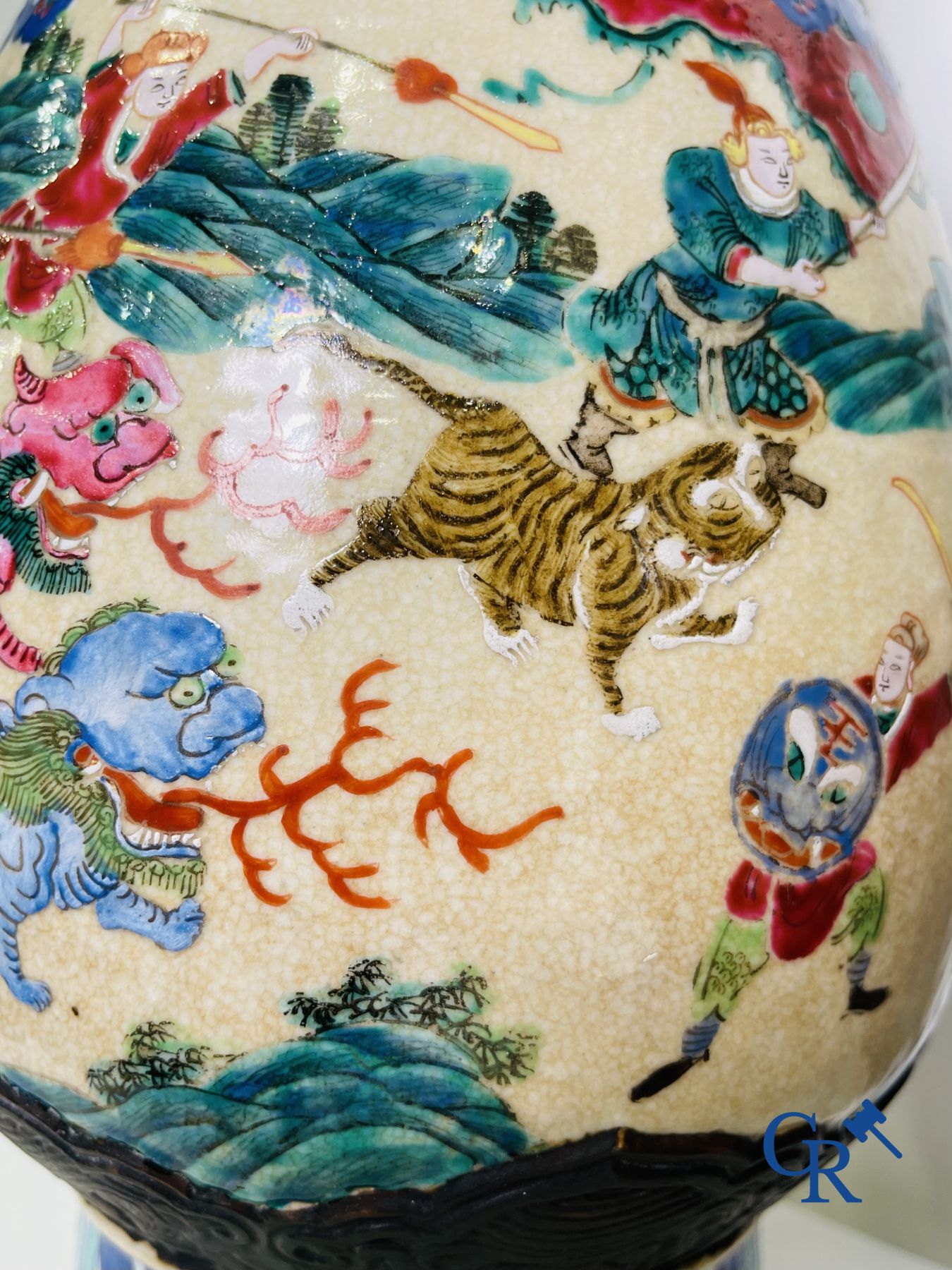 Art Asiatique : Une paire de vases Nanking Chinois décor famille rose.