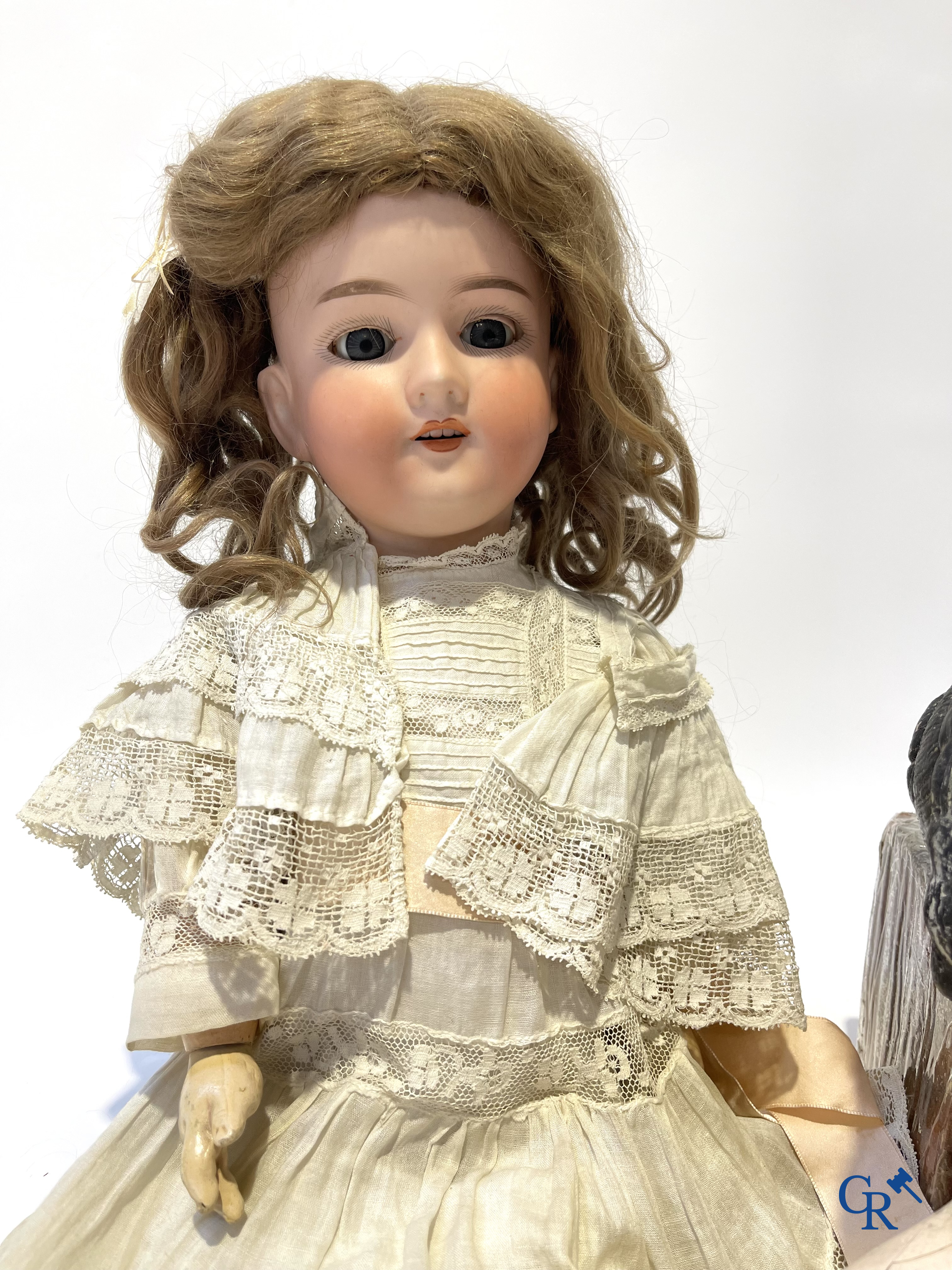 Jouets anciens, une poupée avec tête en porcelaine marquée Armand Marseille et un buste en papier mâché.