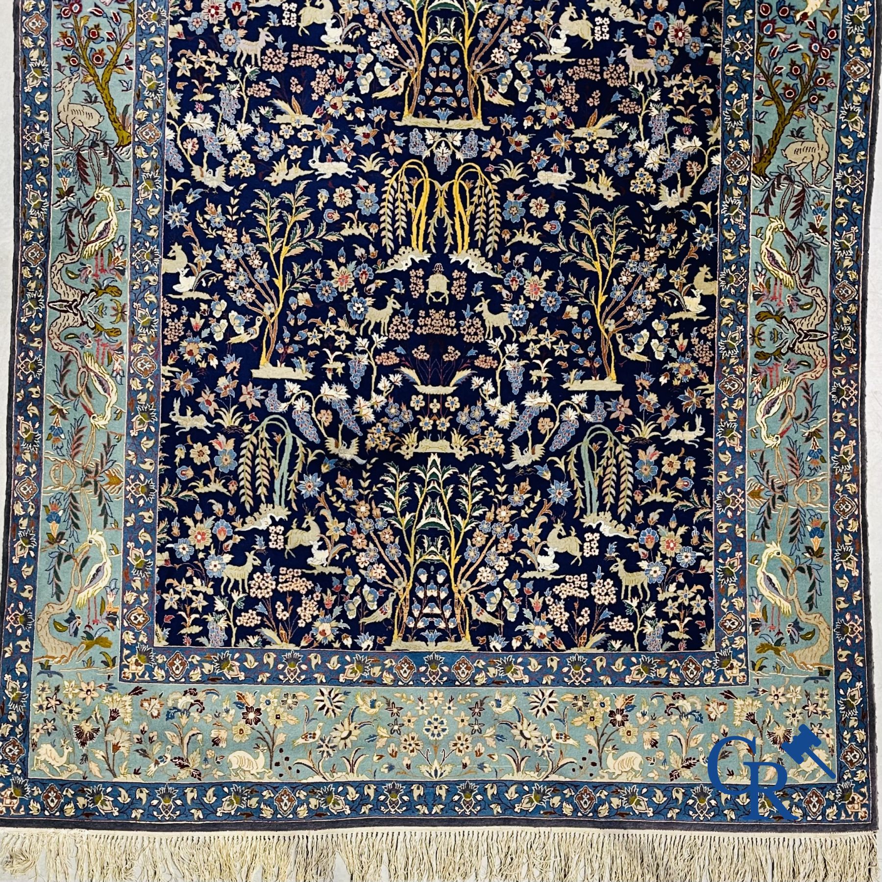 Tapis: Iran. Ispahan, tapis persan noué à la main avec un décor d'animaux, d'oiseaux, de plantes et de fleurs.