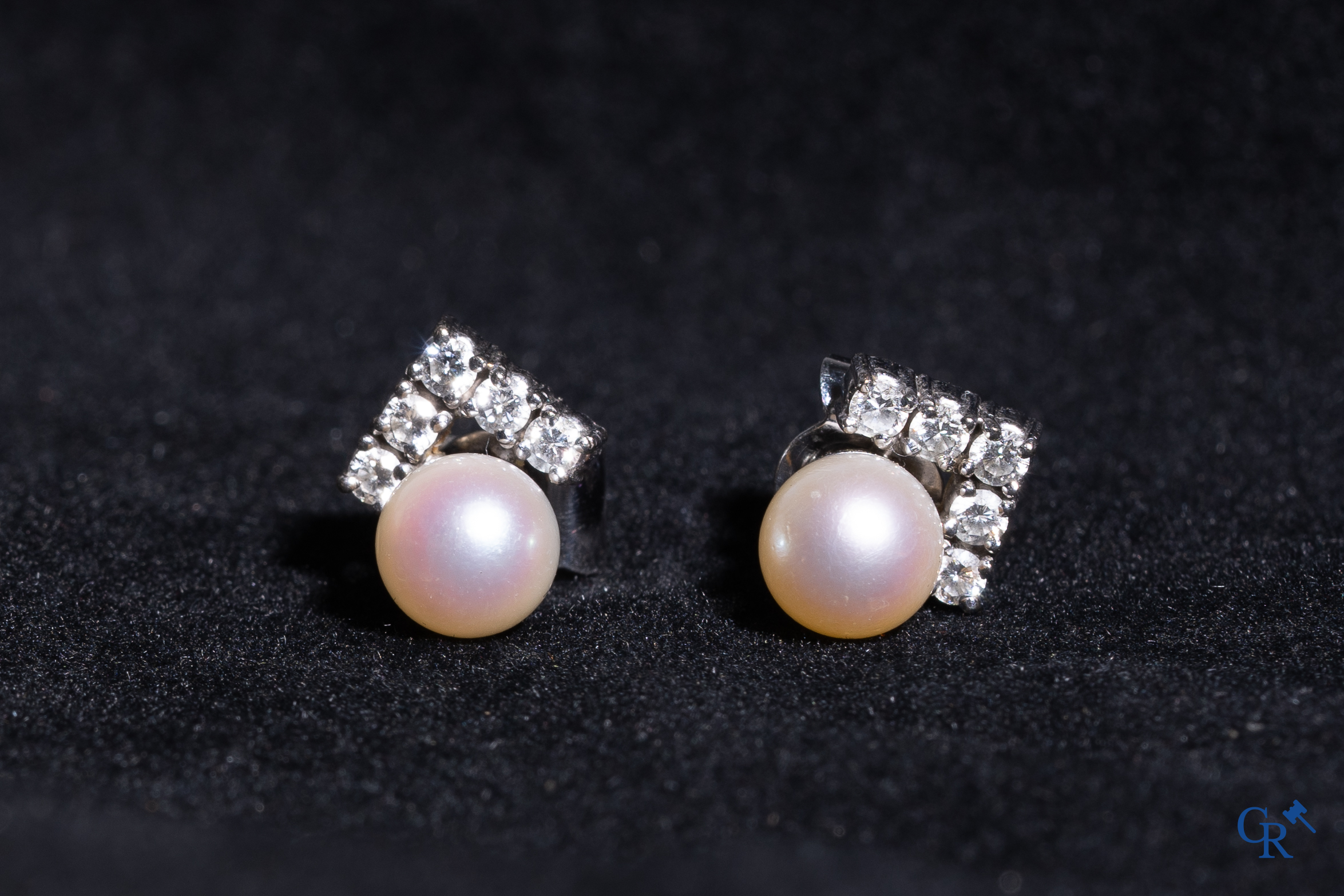 Jewellery: A ring and a pair of earrings in white gold 18K (750°/00) each set with a pearl and diamonds.