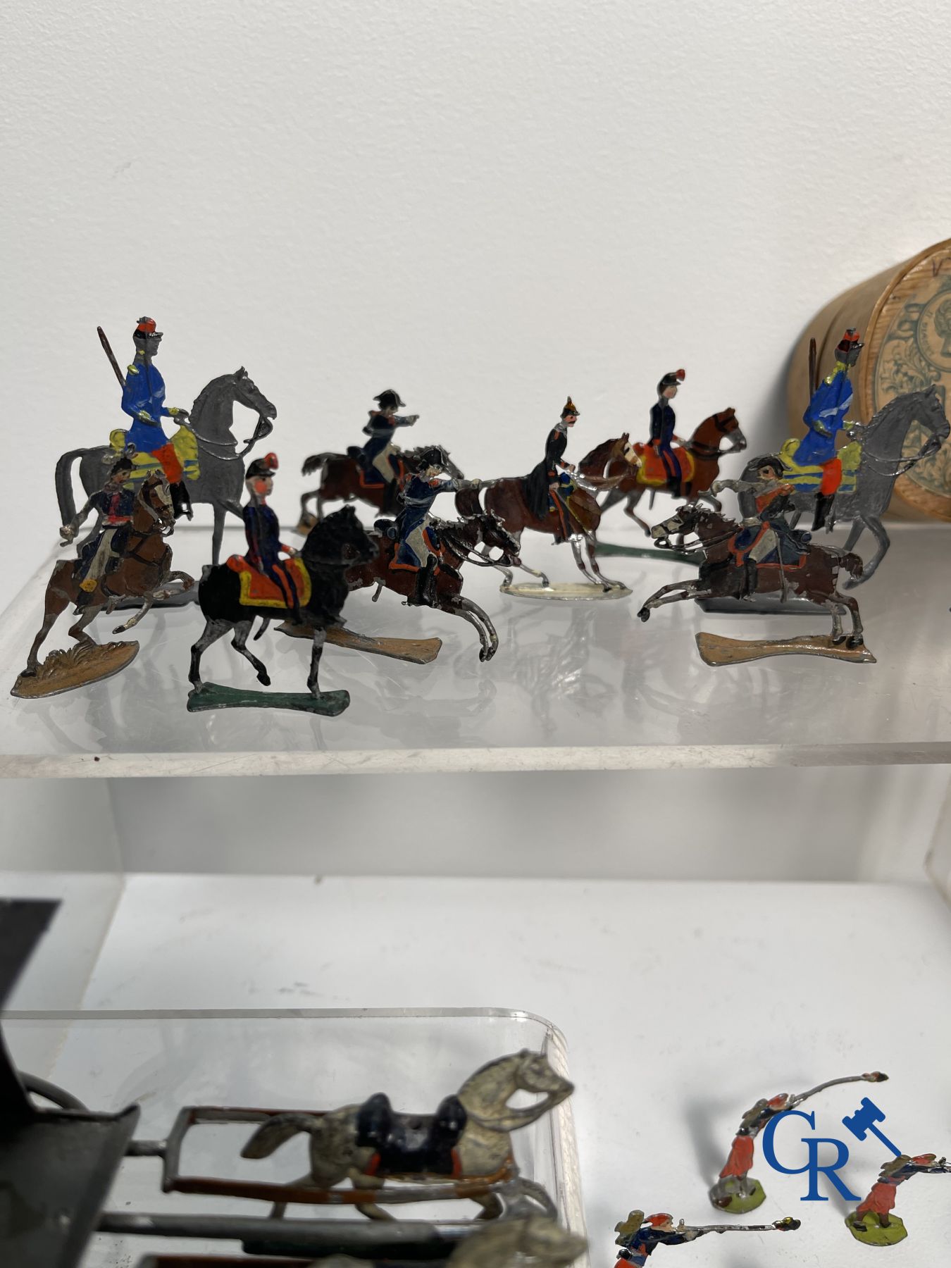 Antique toys: Large lot of tin soldiers and carriages. Heinrichsen in Nuremberg.