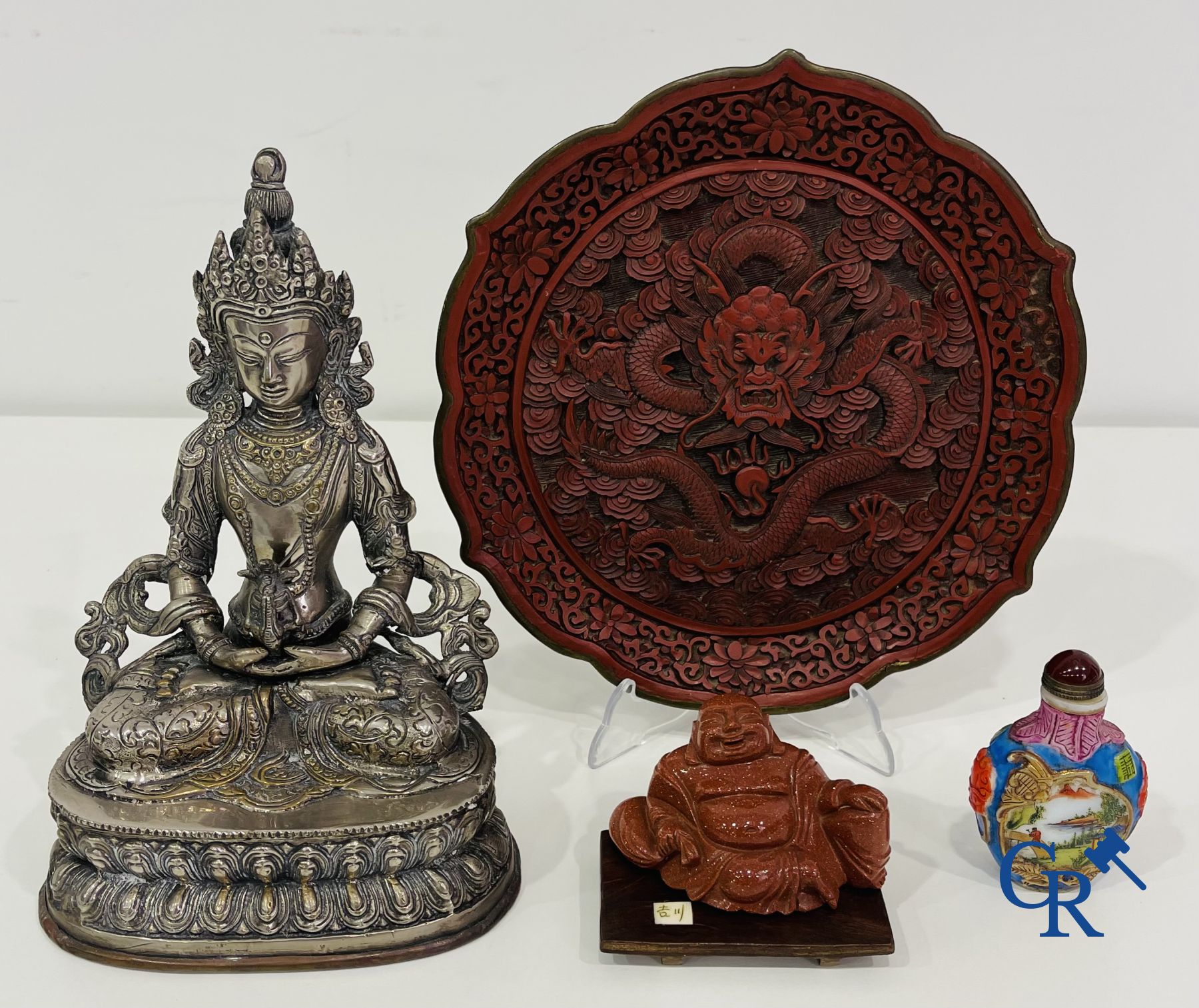 Art asiatique: Un lot avec divers objets en porcelaine chinoise, bronze , laque rouge et pierre dure. 19e-20e siècle.