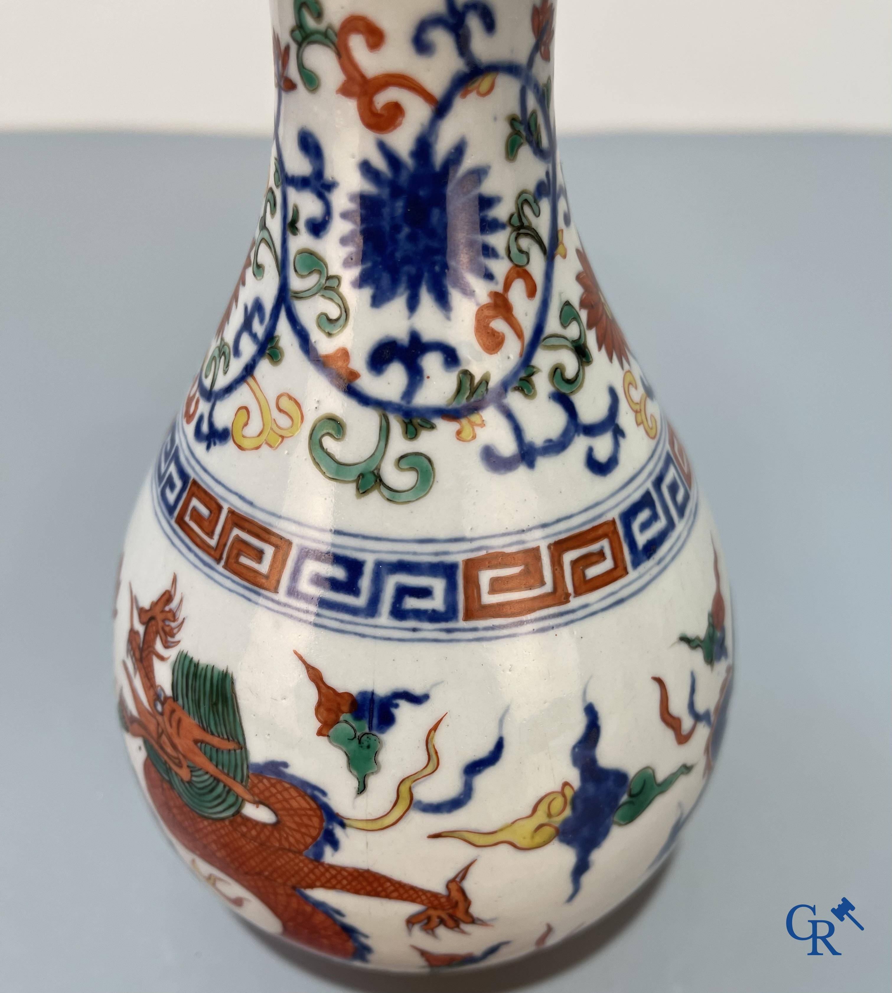 Aziatica, Chinees porselein. Een Chinese Wucai vaas met drakendecor. Wanli stijl. 19e/20ste eeuw.