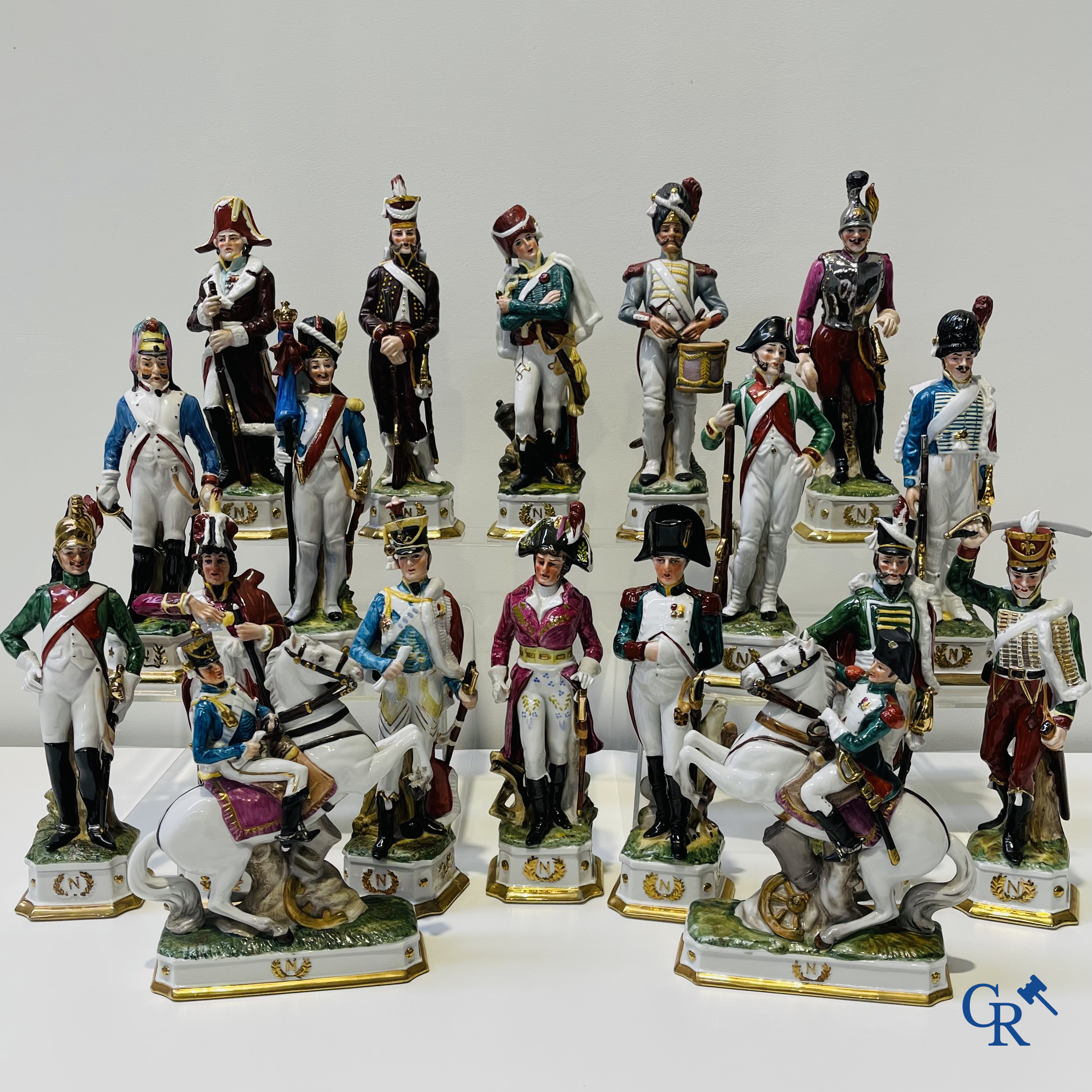 Porcelaine de Saxe: 18 grands personnages en porcelaine de Saxe avec des représentations de l'époque napoléonienne.