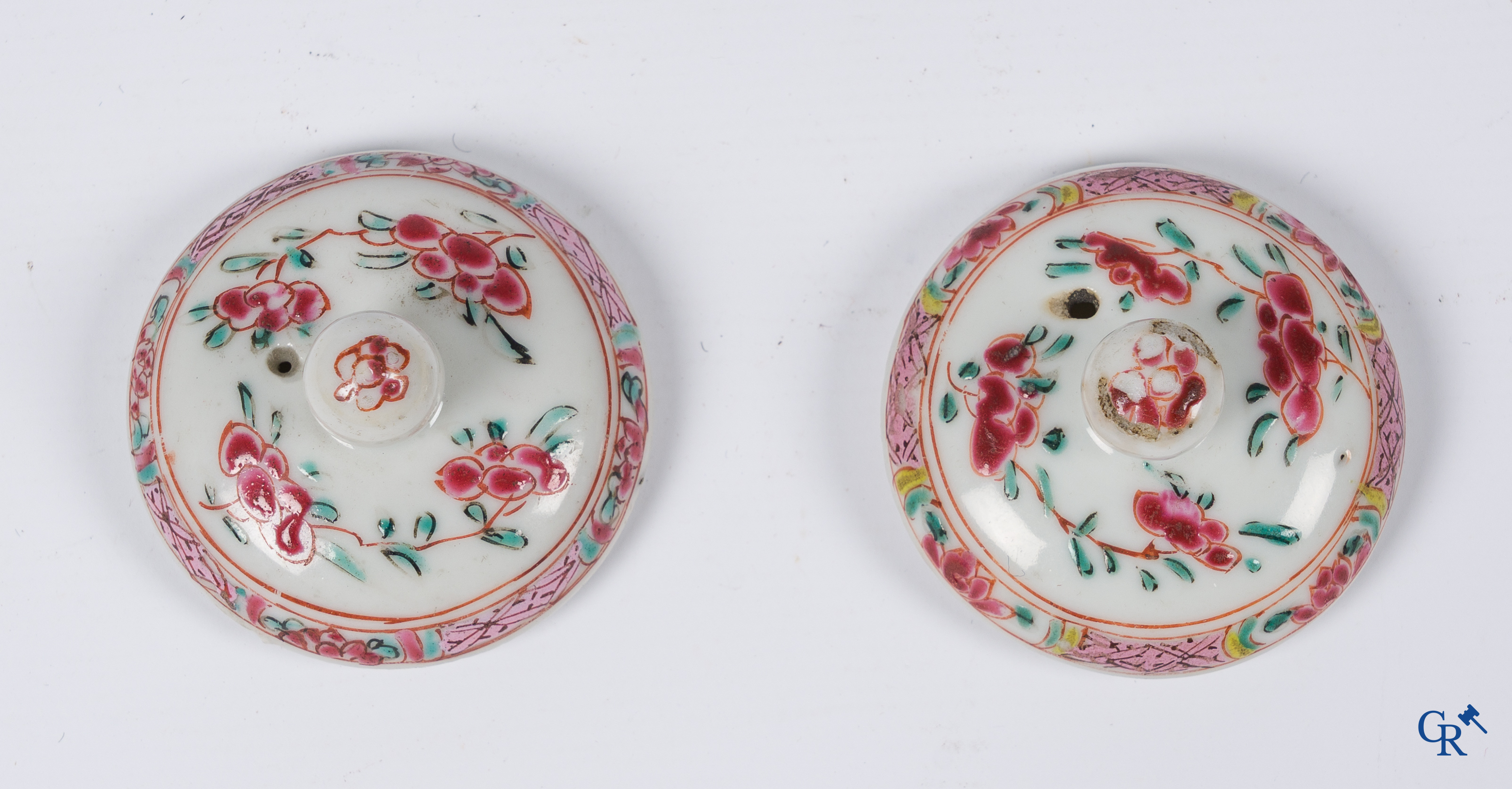 Aziatica, Chinees porselein. 2 Chinese famille rose theepotten met hanen en katten. 18e eeuw.