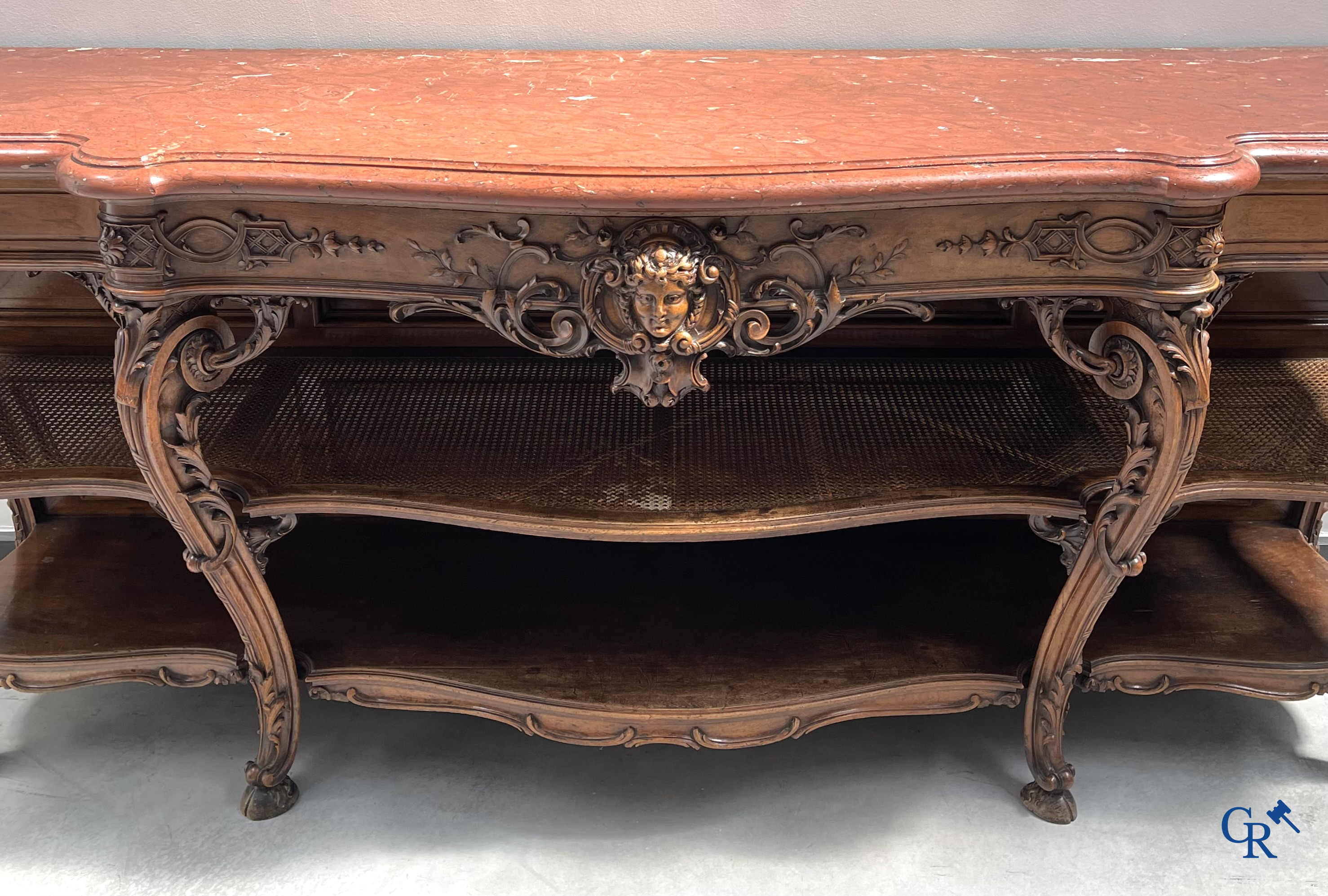 Maison Roll, 42, Rue Faubourg St. Antoine Paris. Een uitzonderlijk desserte meubel in gesculpteerd notelaar. LXVI-Stijl.