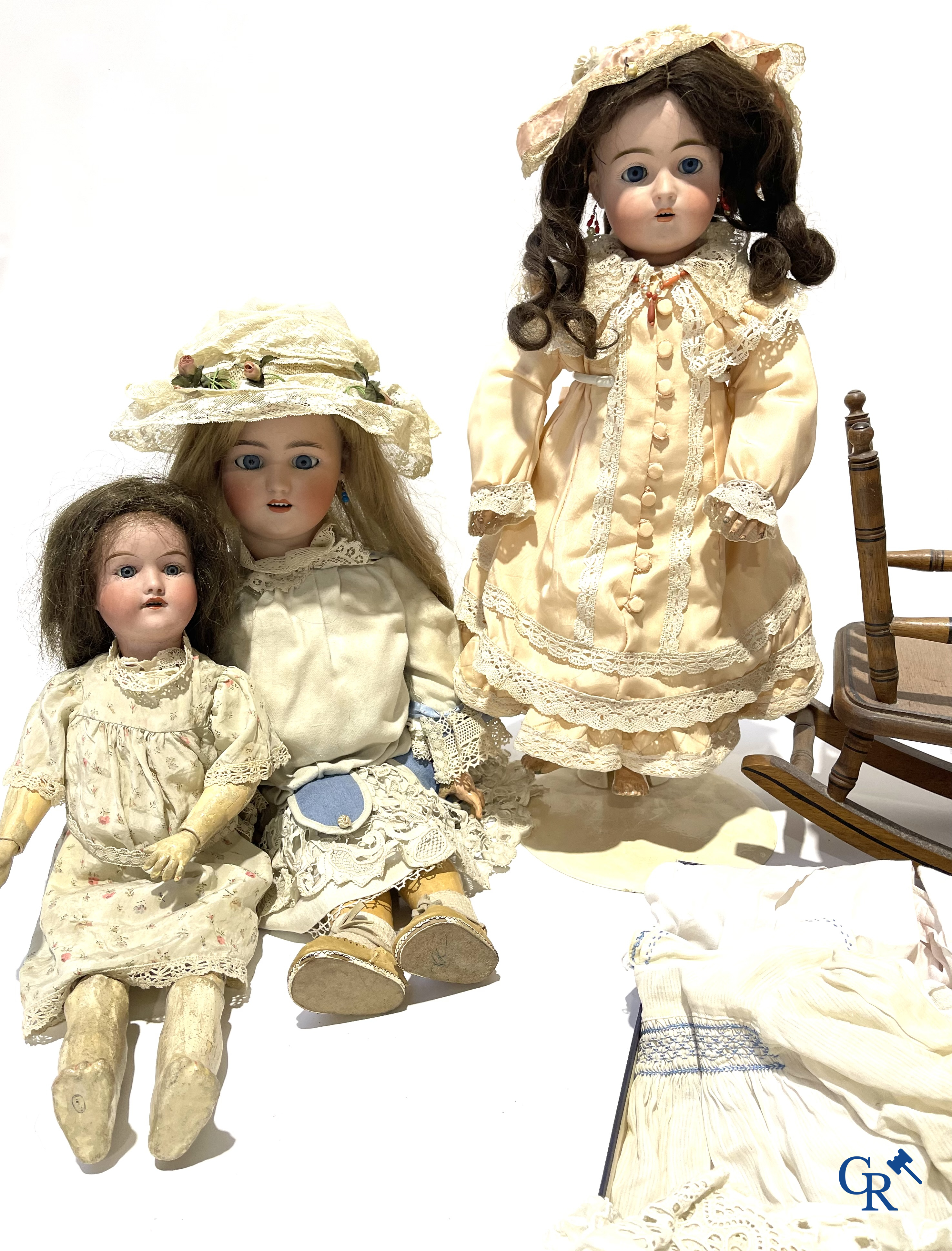 Vieux jouets, lot de 4 poupées anciennes avec tête en porcelaine, attributs de poupée, vêtements et autres.