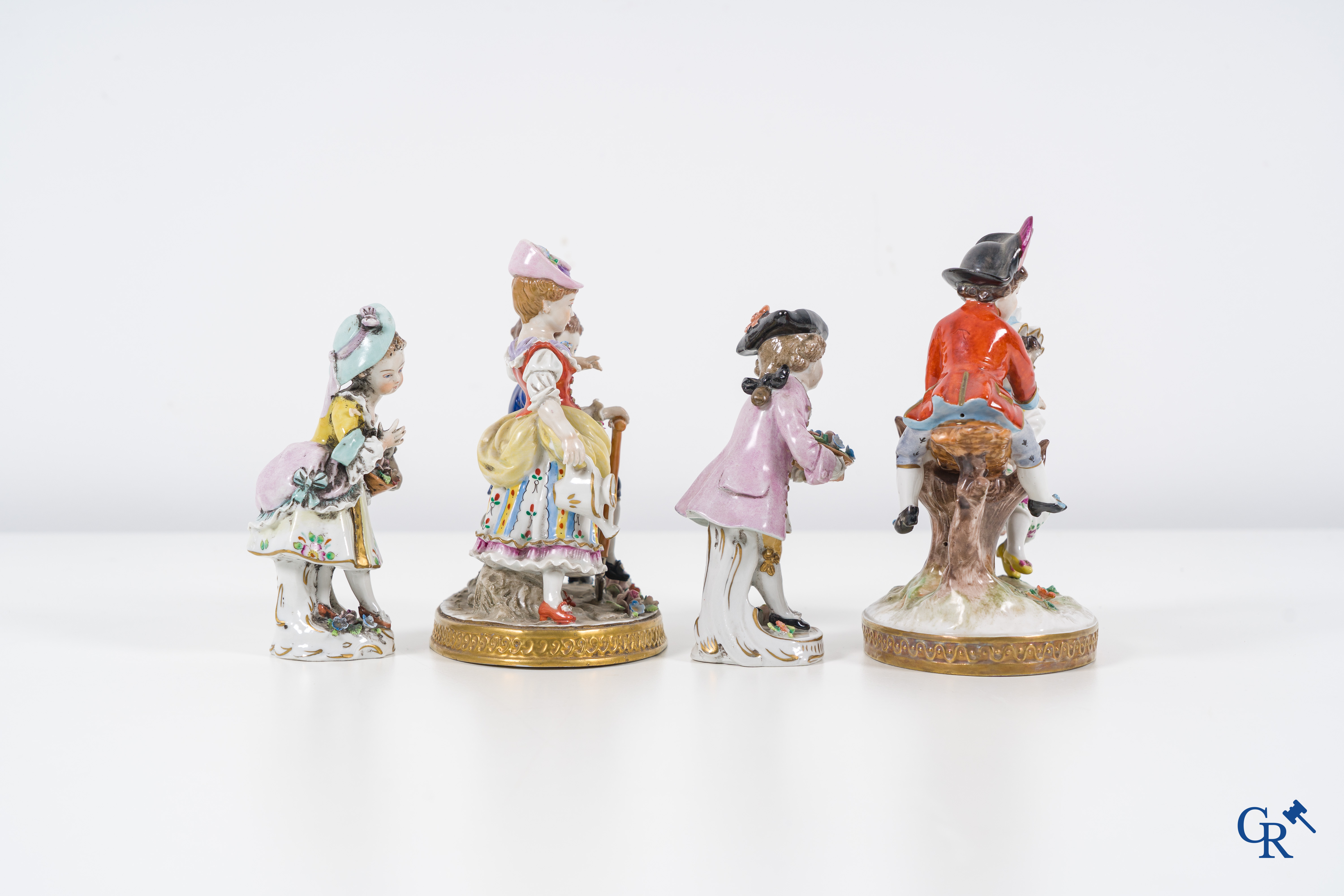 Porcelaine européenne: Volkstedt Rudolstadt et Sitzendorf. 4 groupes en porcelaine polychrome.