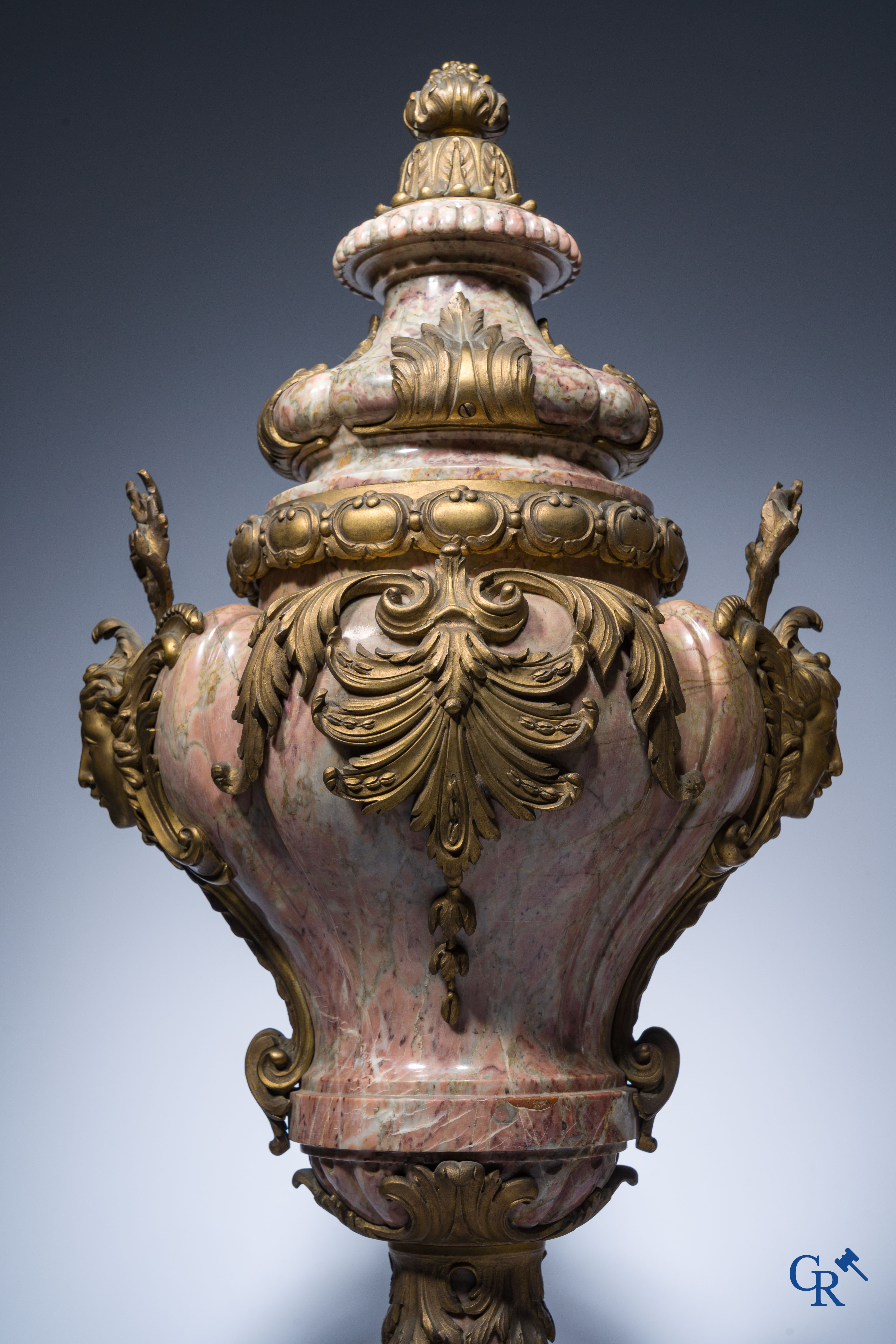 Uitzonderlijk paar cassolettes in fijn gesculpteerde marmer met bronzen monturen. LXVI-Stijl.