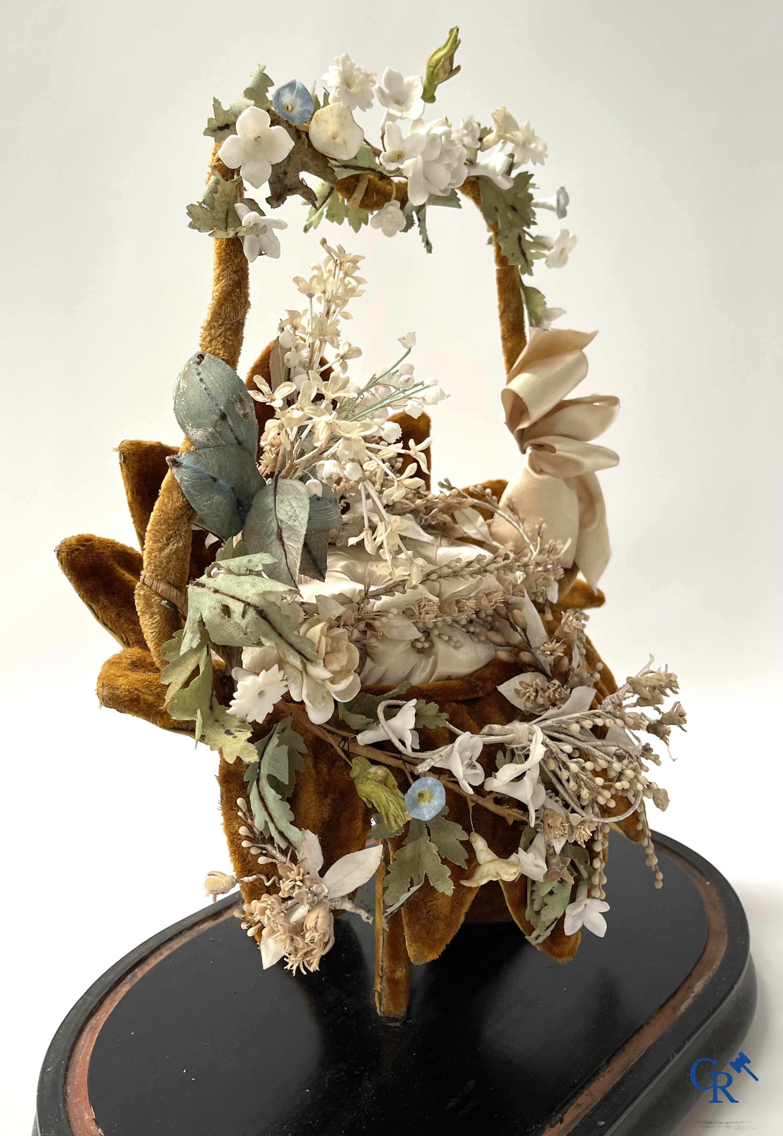 2 globes en verre avec un bouquet de mariage en forme de panier, décorés de fleurs en porcelaine fine. Vers 1900.