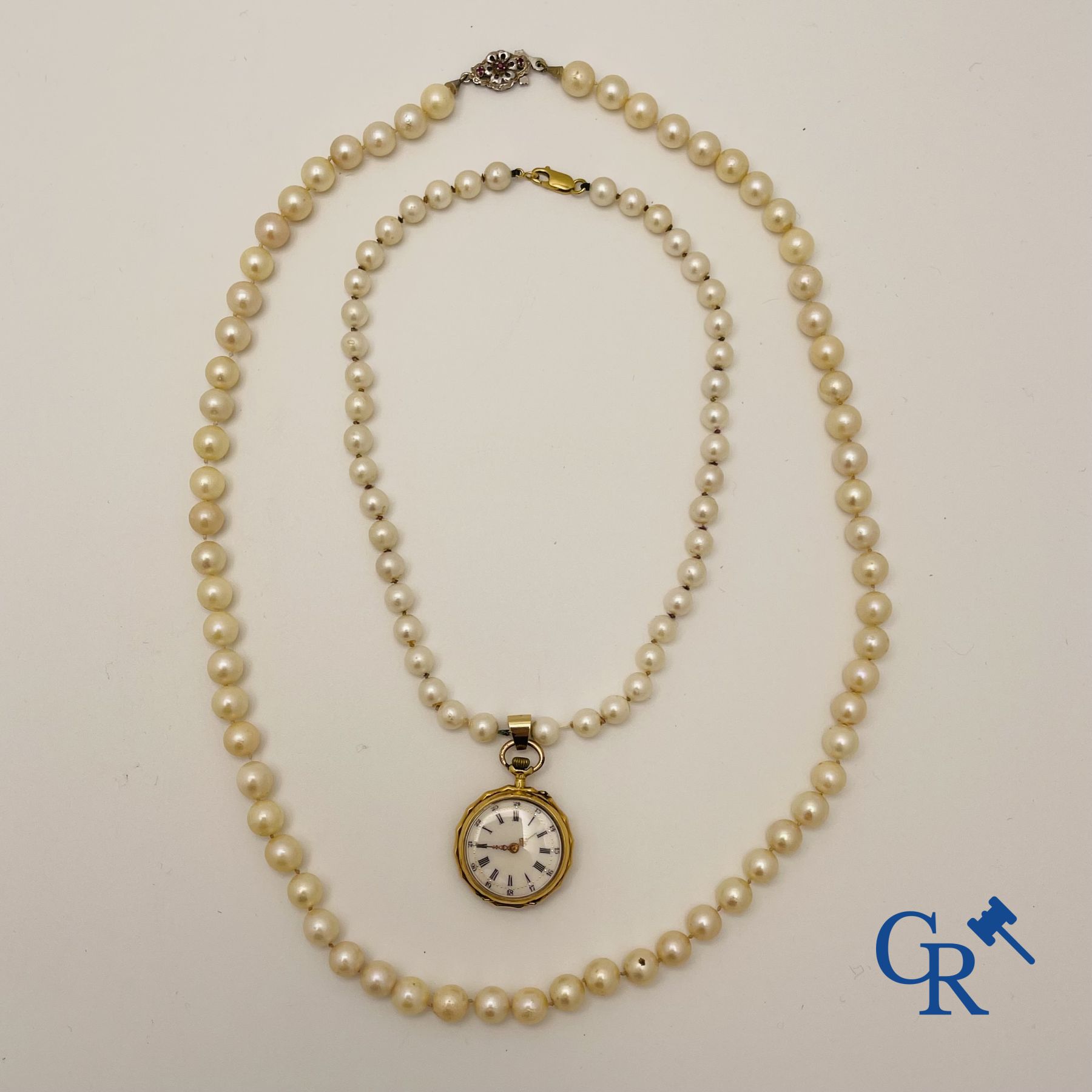 Jewel/Watches: Pearl necklace with clasp in white gold 18K and a women's pocket watch in gold 18K.
