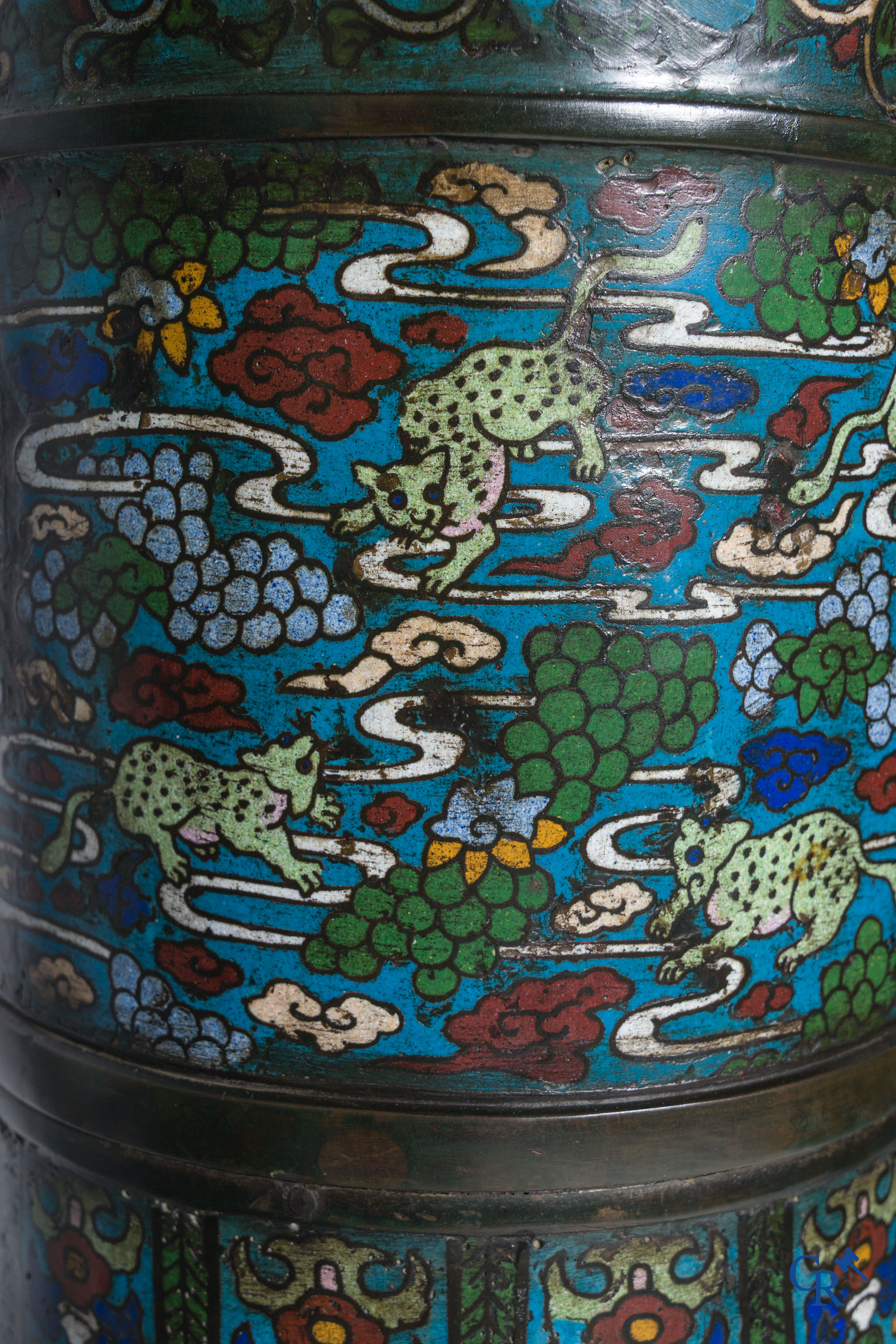 Aziatica, een imposant paar vazen in Champlevé met een decor van draken, lotusbloemen en feniksen, 19e eeuw.