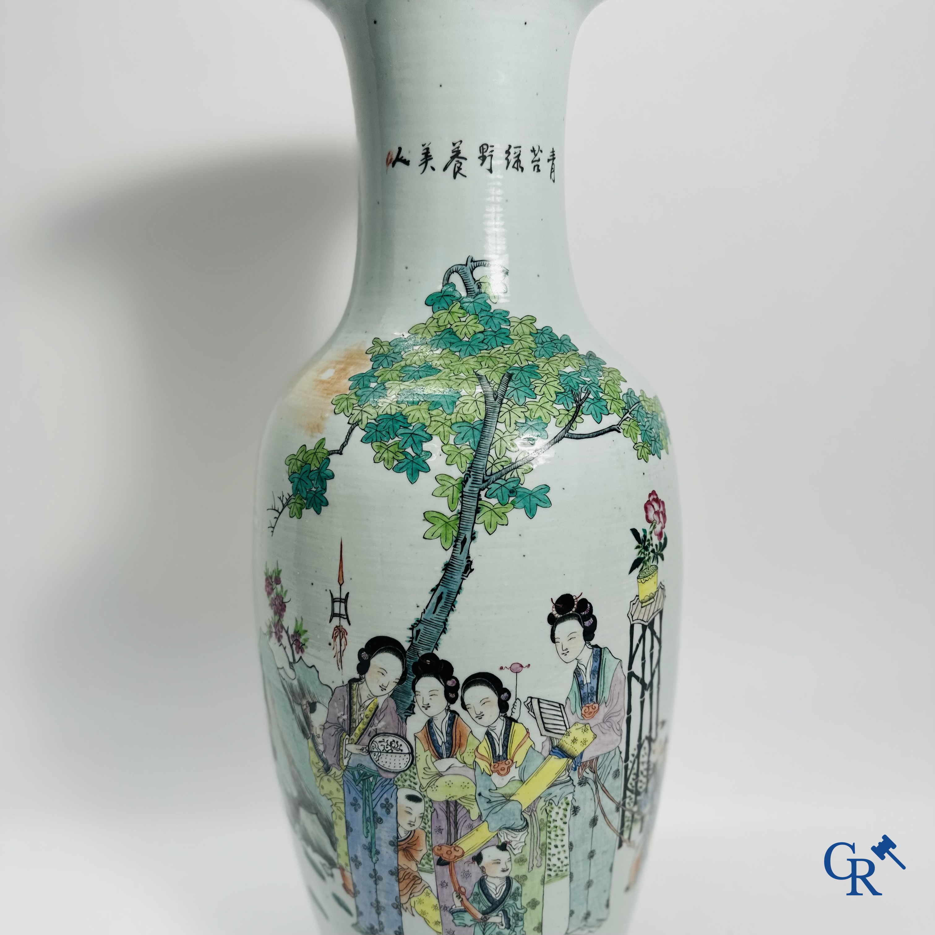 Porcelaine Chinoise: Vase Chinois à double décor de personnages et d'antiquités.