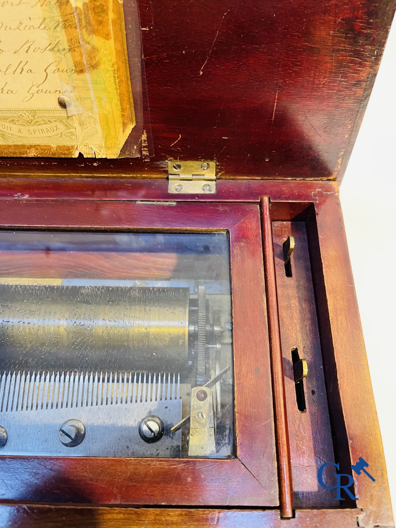 A music box in mahogany and marquetry with 6 melodies.