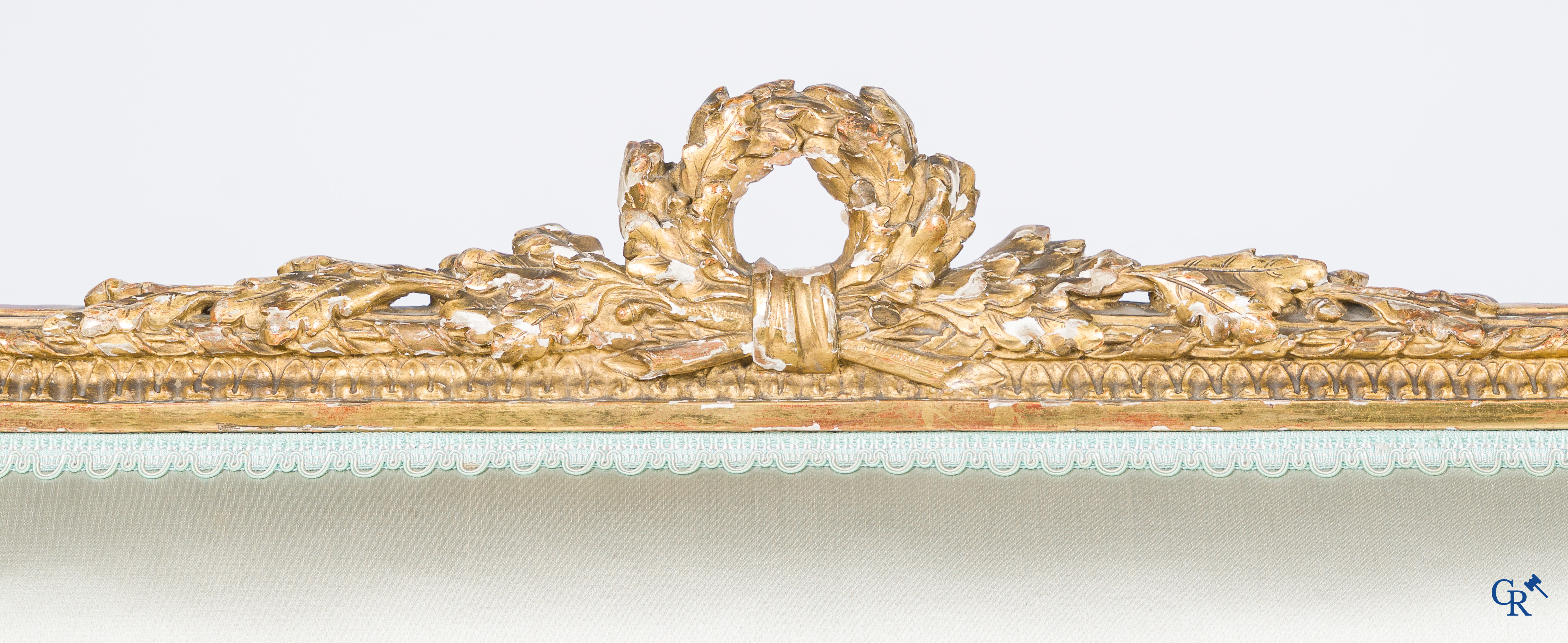 Lodewijk XVI-periode. Marquise in fijn gesculpteerd en verguld hout. Eind 18e eeuw.